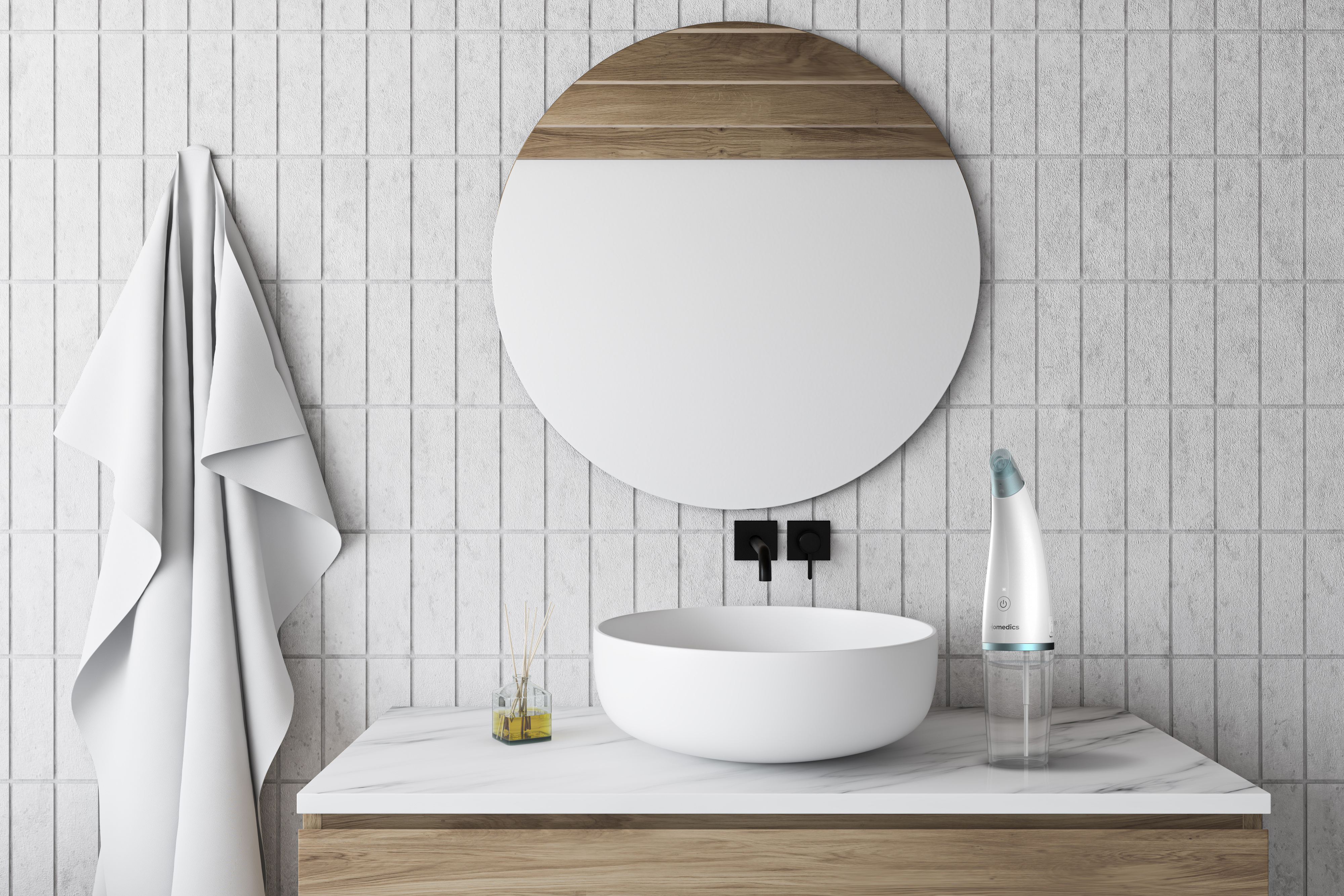 Łazienka z lustrem, umywalką, ręcznikiem i urządzeniem do czyszczenia twarzy na drewnianej toaletce.