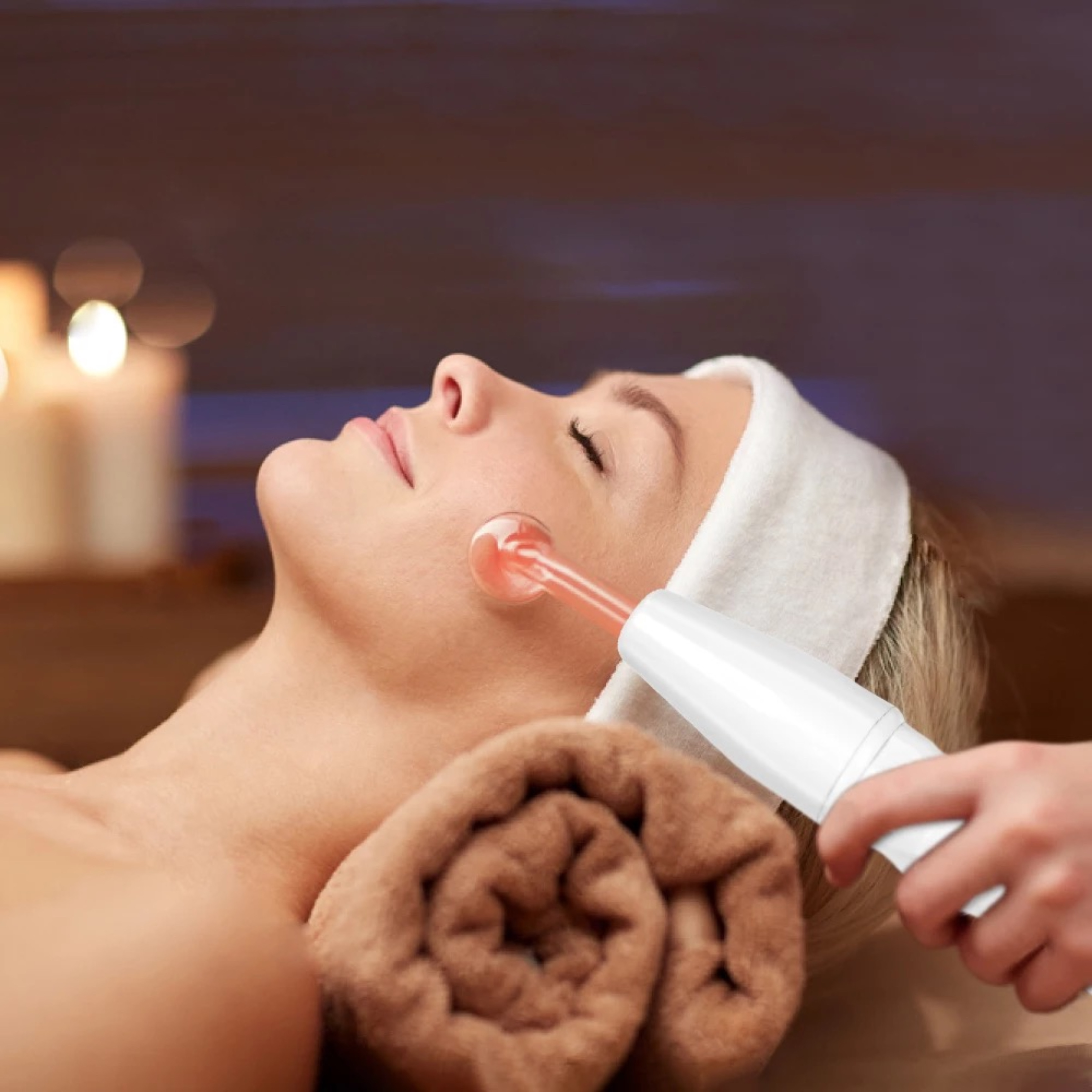 Kobieta otrzymująca zabieg na twarz urządzeniem do terapii skóry wysokiej częstotliwości.