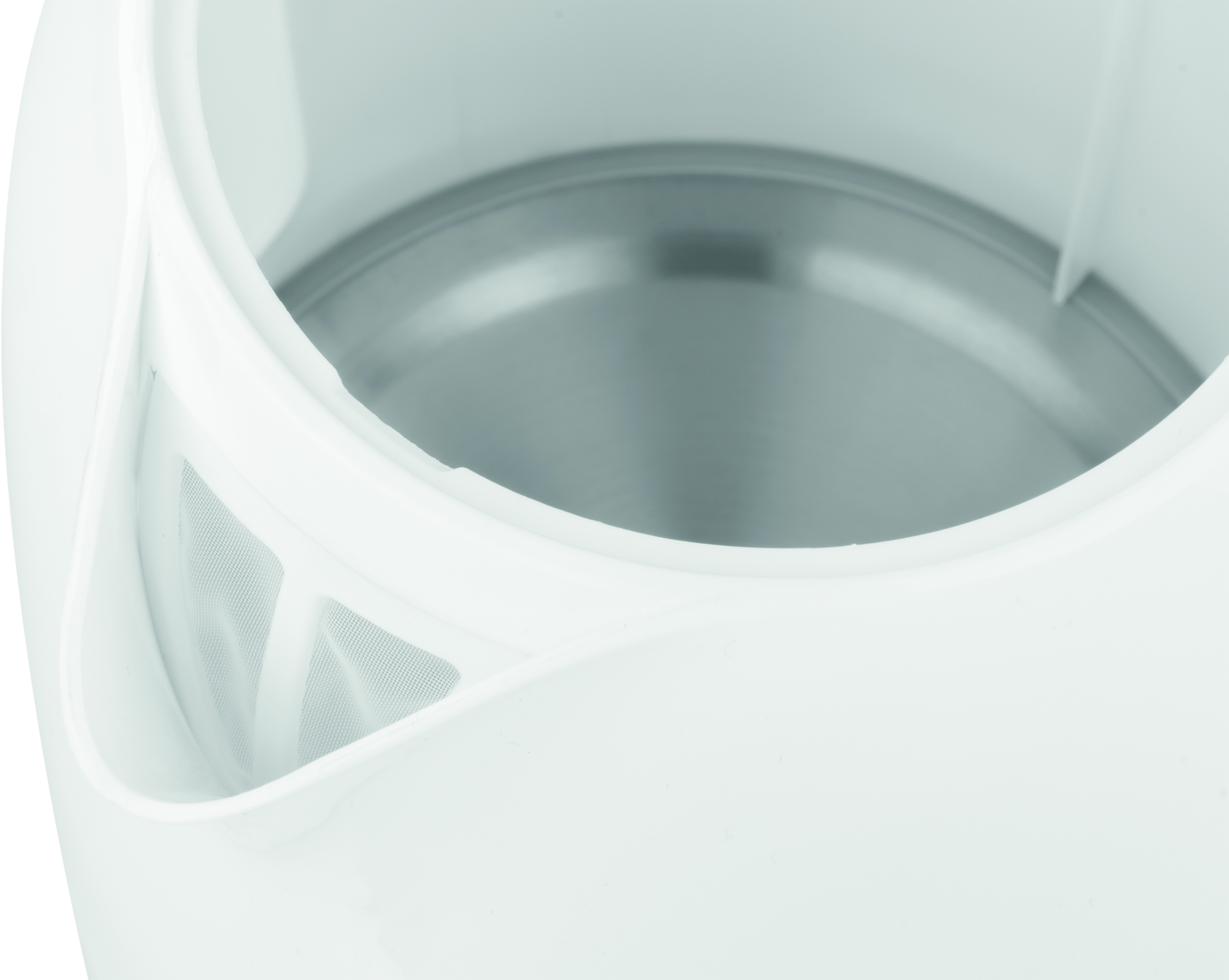 Zbliżenie na wnętrze białego czajnika elektrycznego. Pokazuje filtr i metalową podstawę.