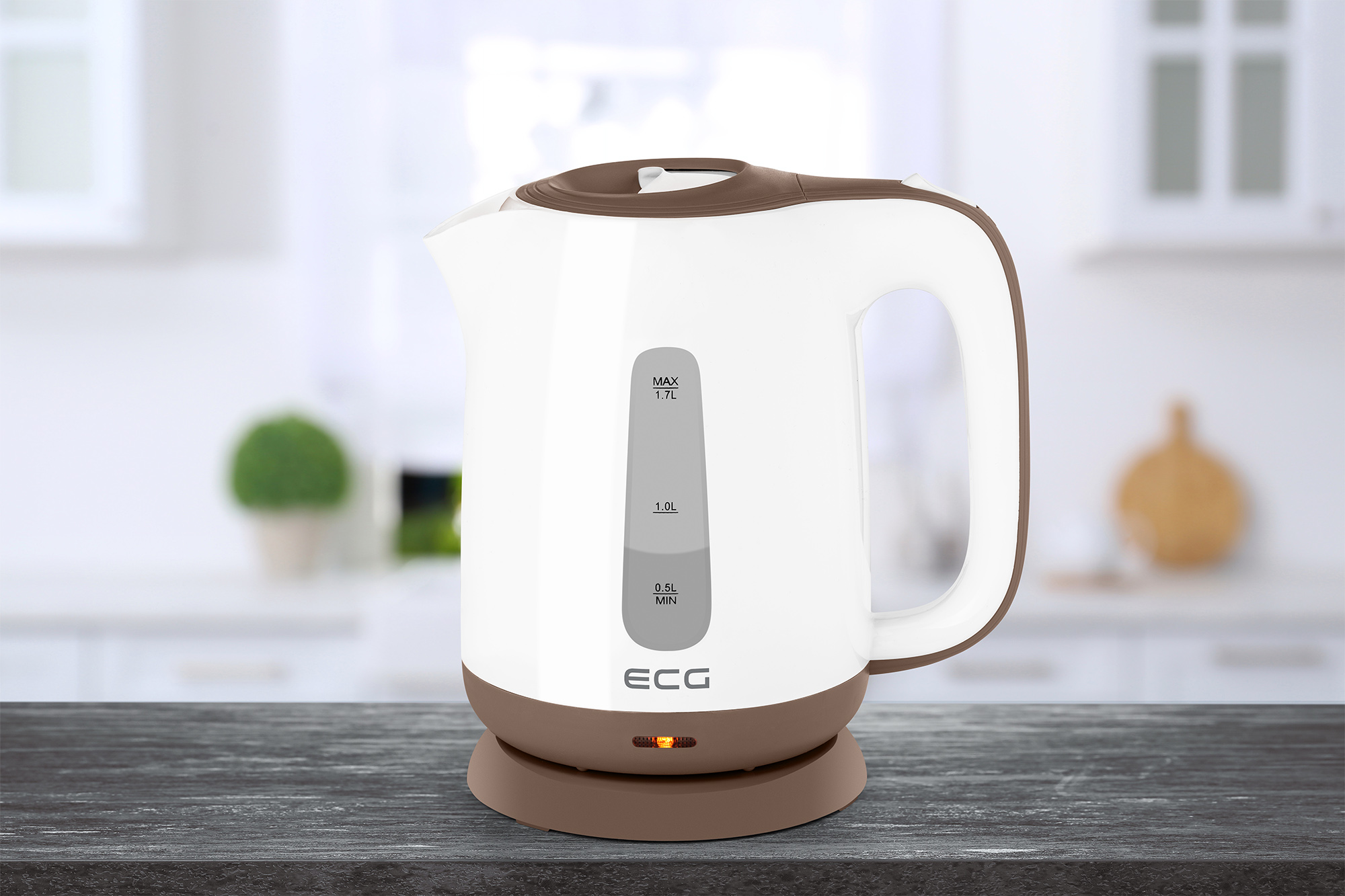 Biało-brązowy czajnik elektryczny. Na brązowej podstawie, w otoczeniu kuchni.