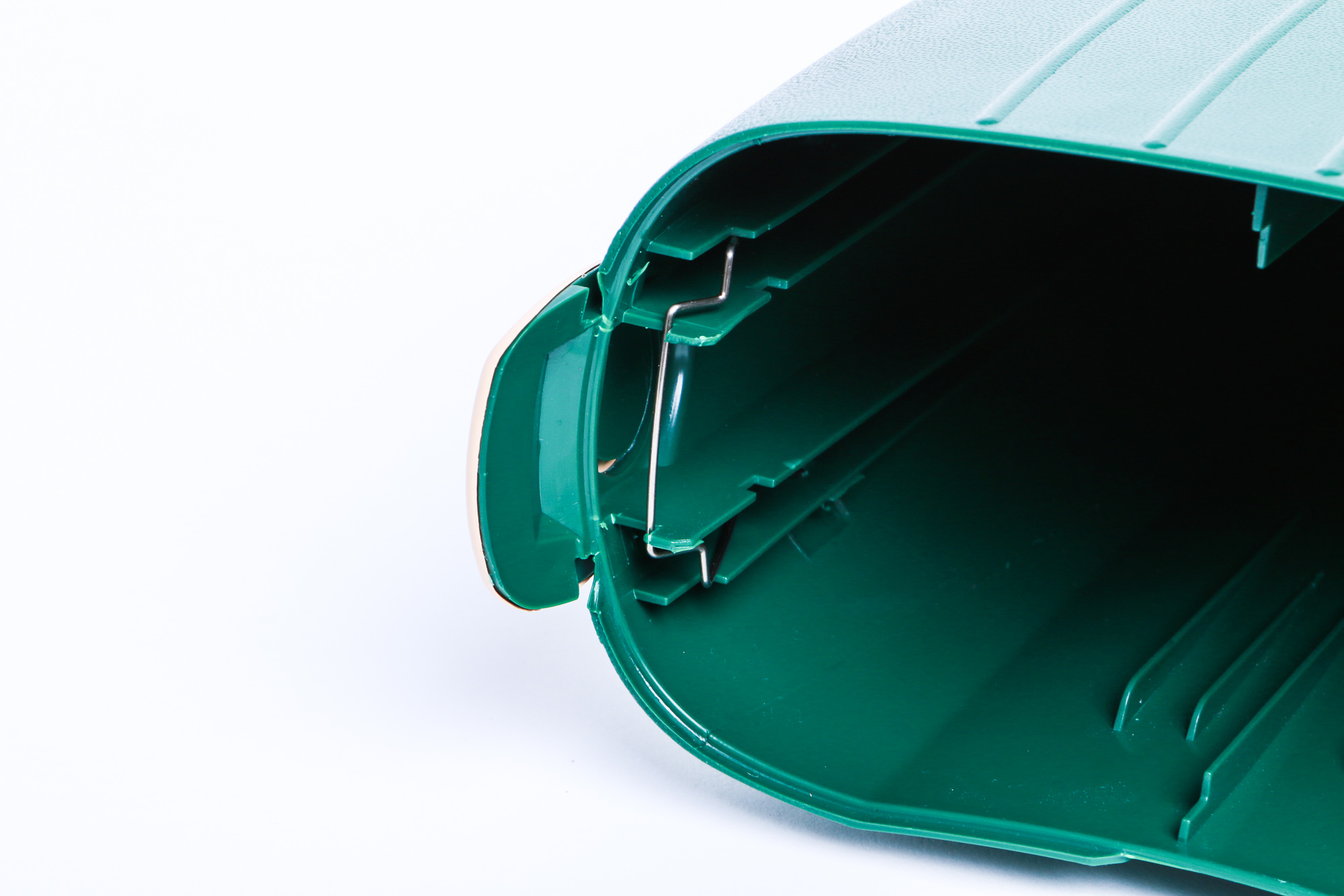 Geöffnete grüne Mailbox. Der Innenraum ist sichtbar. Weißer Hintergrund.