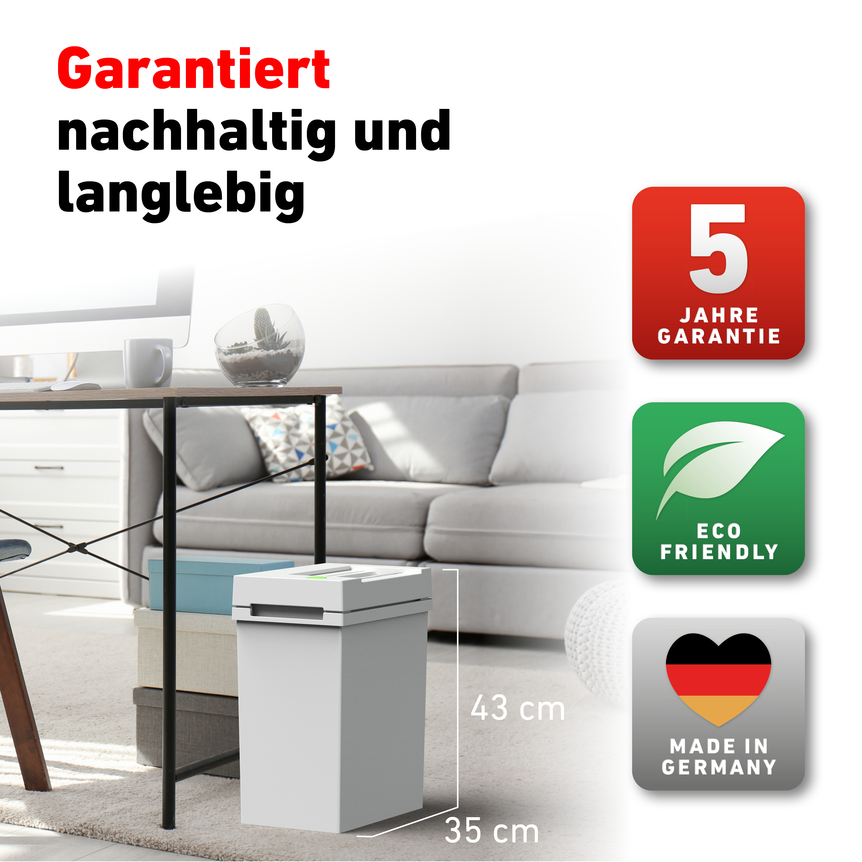 Weißer Mülleimer mit Text und Symbolen auf einem Holztisch mit Gegenständen.