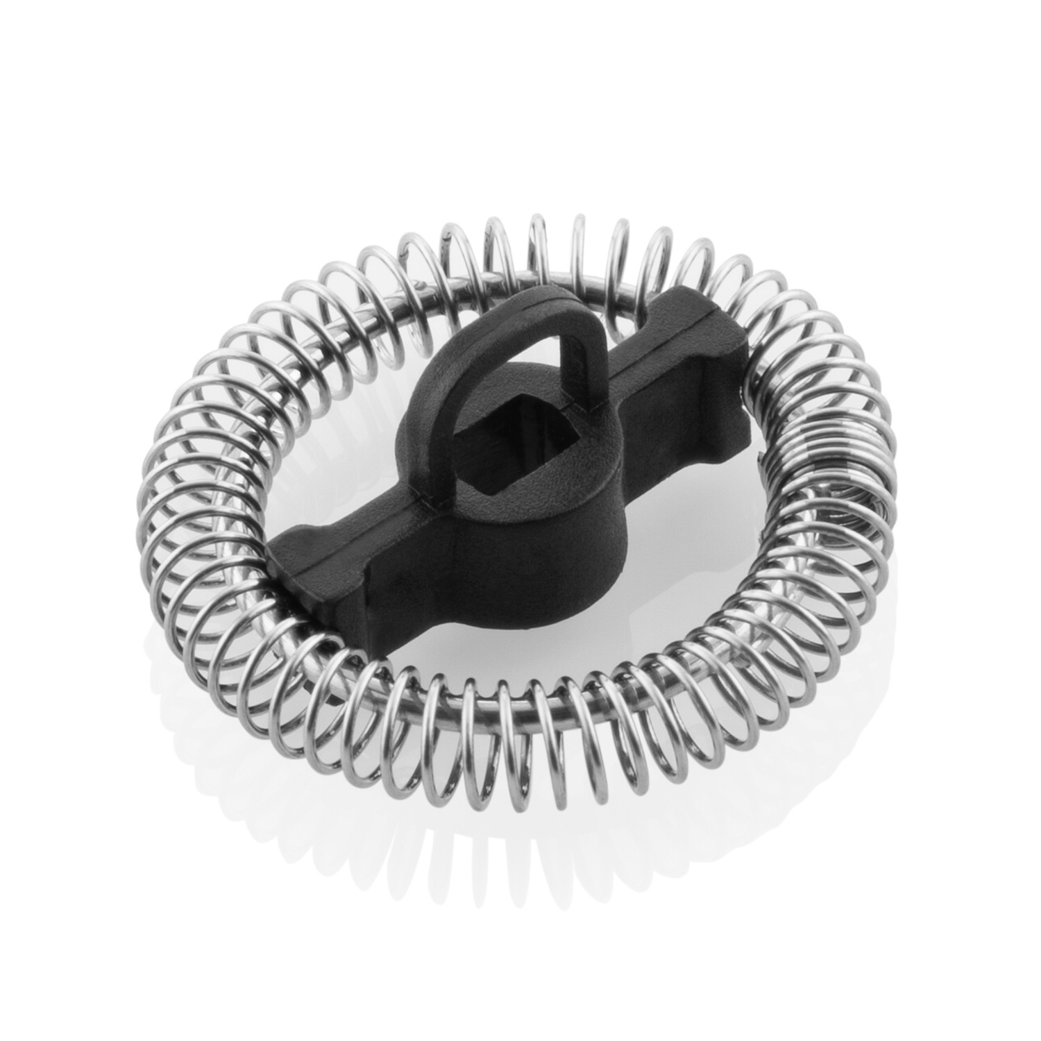 Schwarzer Milchaufschäumer. Silberne Spirale um den Griff. Weißer Hintergrund.