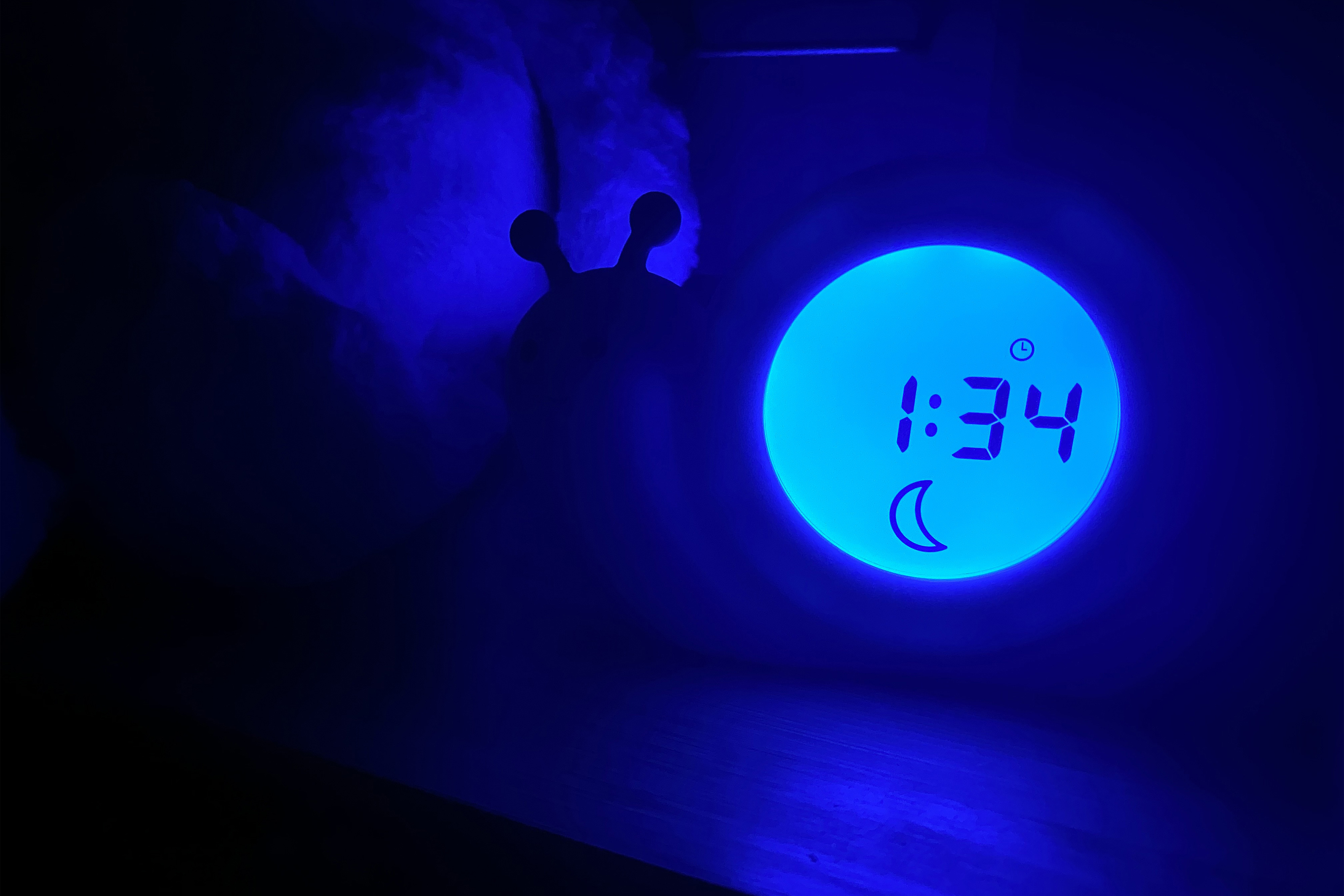 Réveil numérique bleu affichant 1:34 avec une icône de lune.
