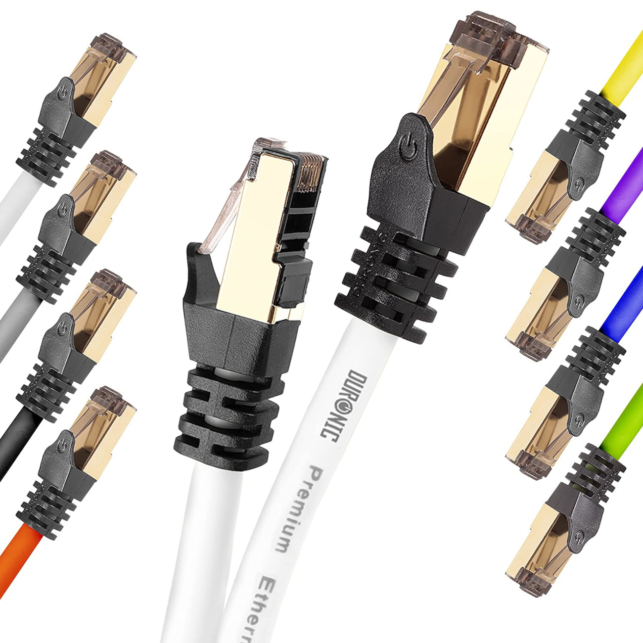 Nahaufnahme mehrerer Ethernet-Kabel mit goldfarbenen Steckern und farbigen Drähten.