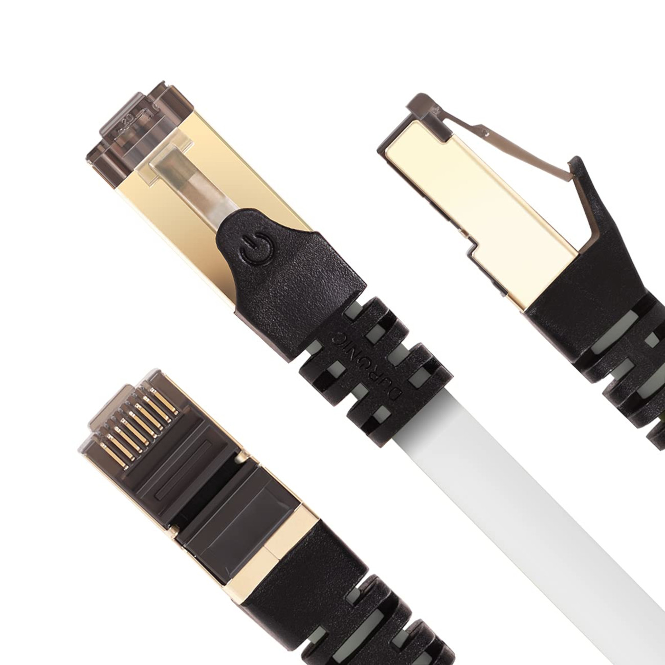 Drei Netzwerkstecker mit goldfarbenen Enden und einem weißen Kabel.