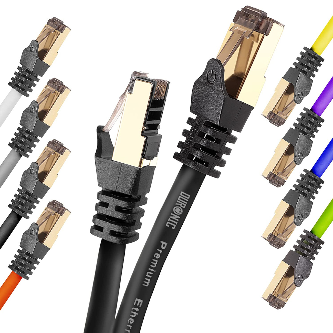 Mehrere Ethernet-Kabel mit verschiedenfarbigen Steckern. Jedes Kabel hat einen goldfarbenen Stecker.
