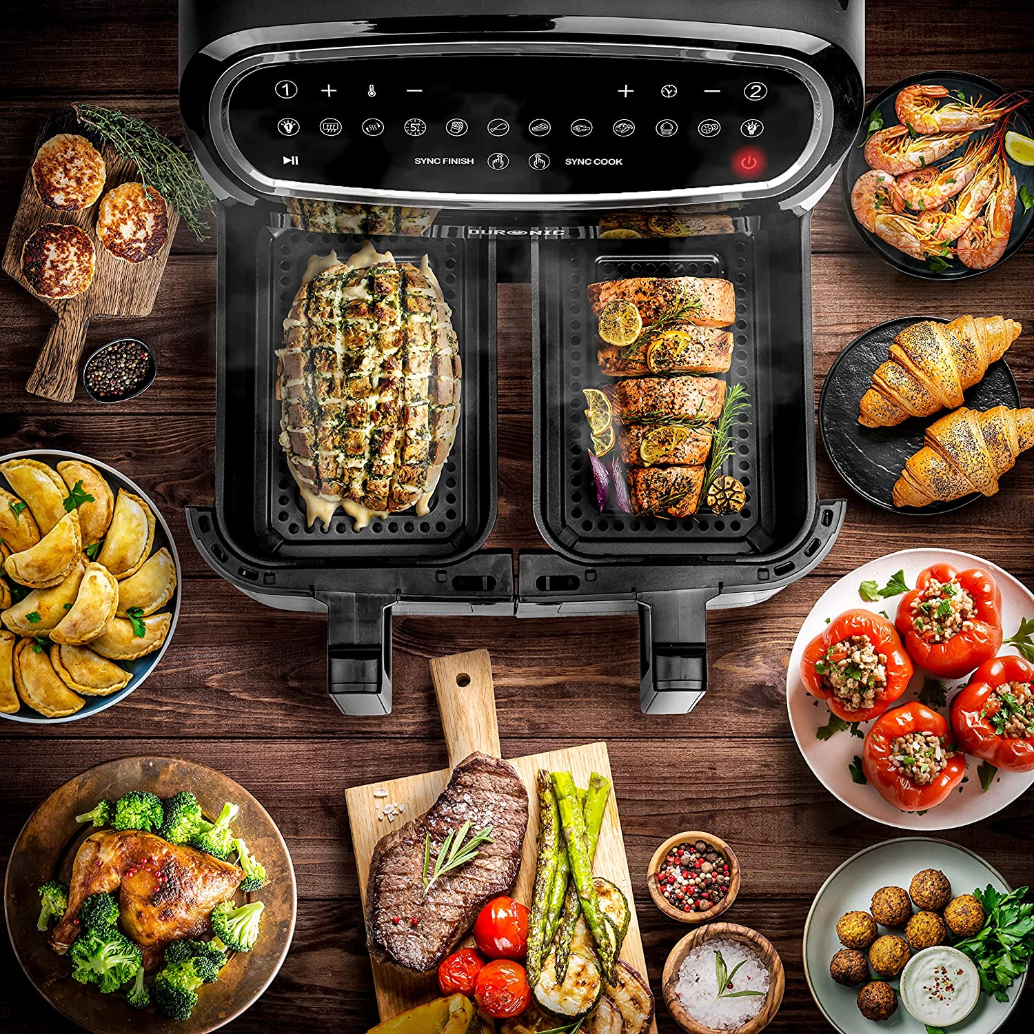 Freidora de aire con comida cocinada: bistec, verduras, pollo, camarones, en mesa de madera.