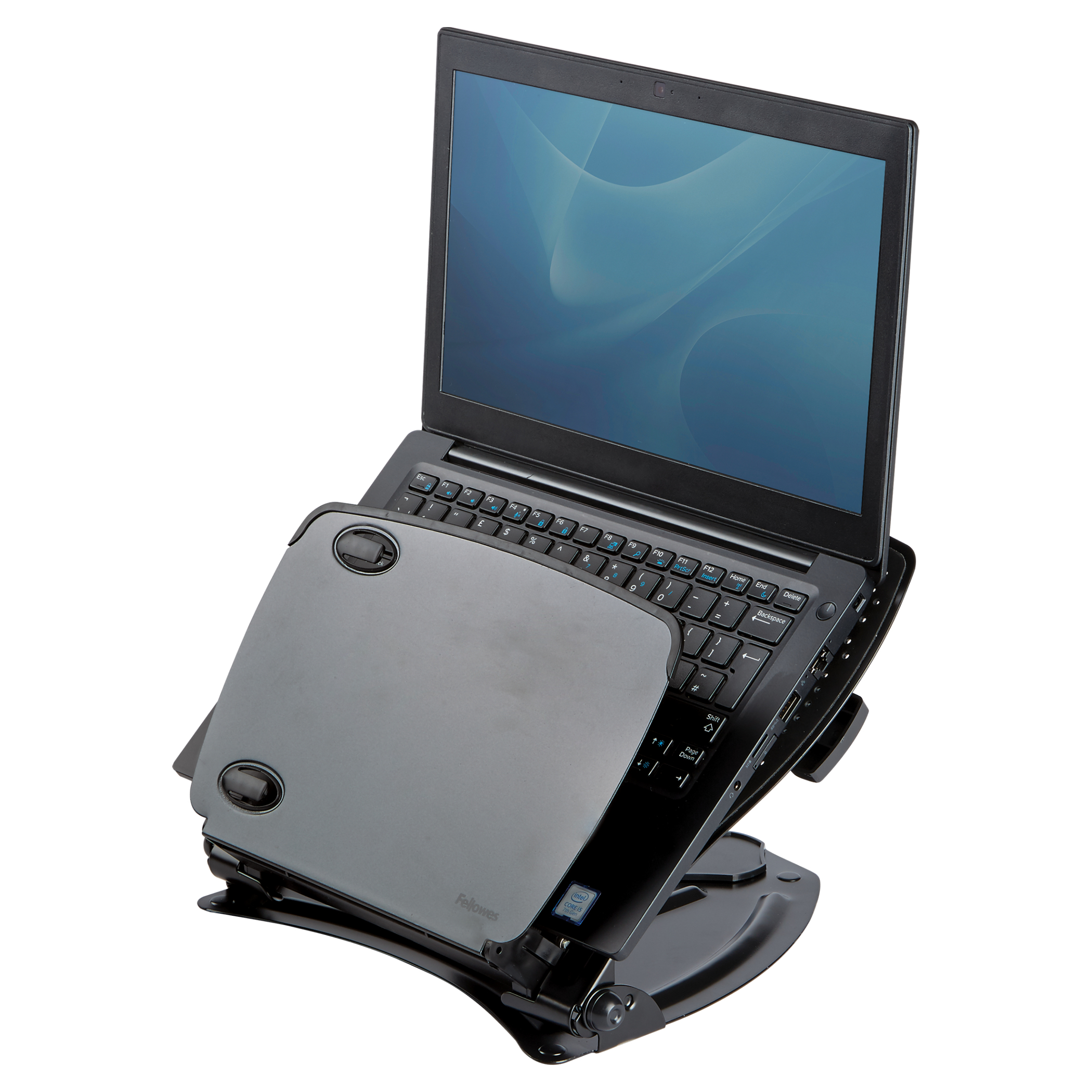 Czarny laptop na czarnym, regulowanym stojaku. Stojak ma małą tacę.