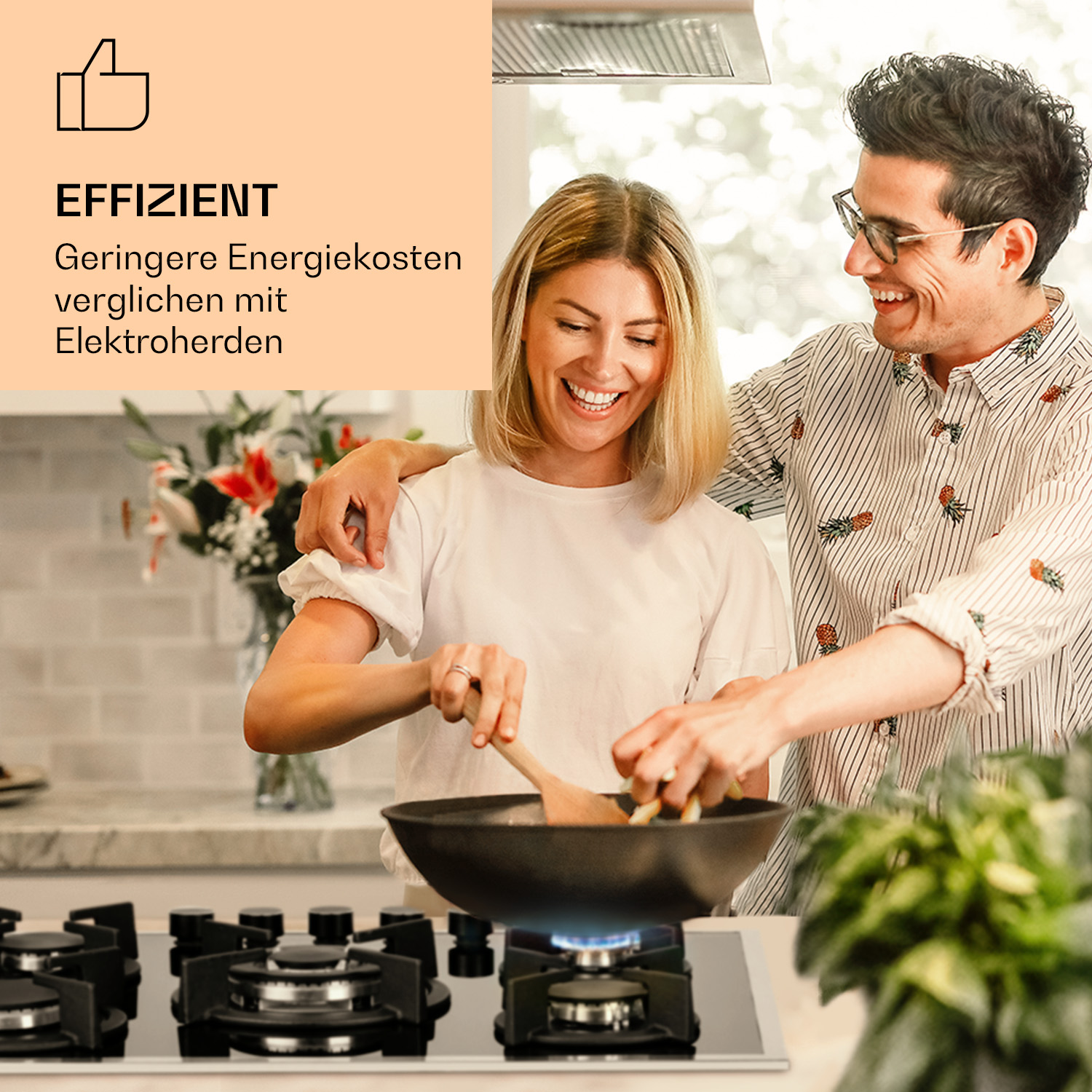 Coppia che cucina, fornello a gas in primo piano, testo sull'efficienza energetica.