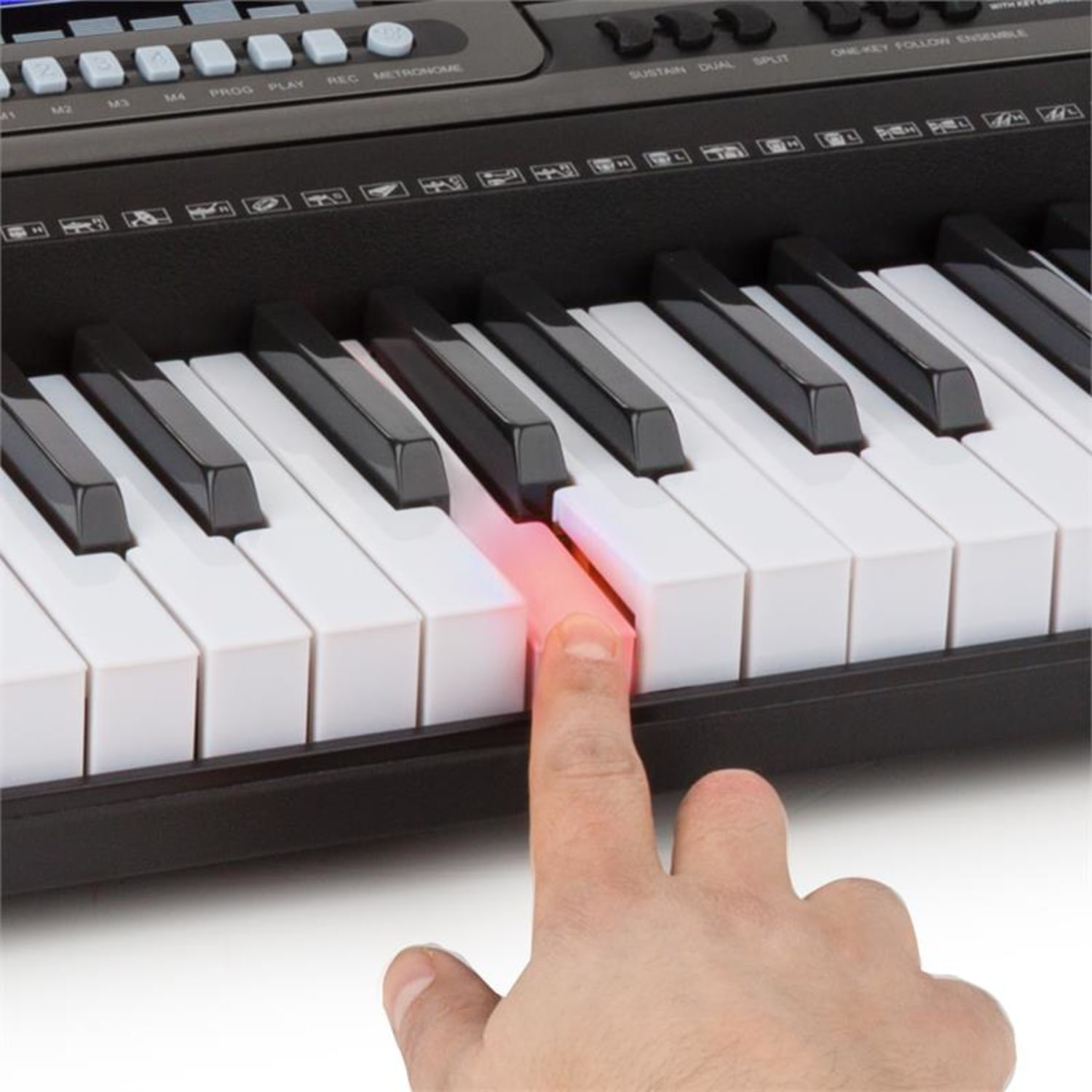 Eine Hand drückt eine rot beleuchtete Taste auf einer schwarzen Tastatur. Die Tastatur hat weiße und schwarze Tasten.