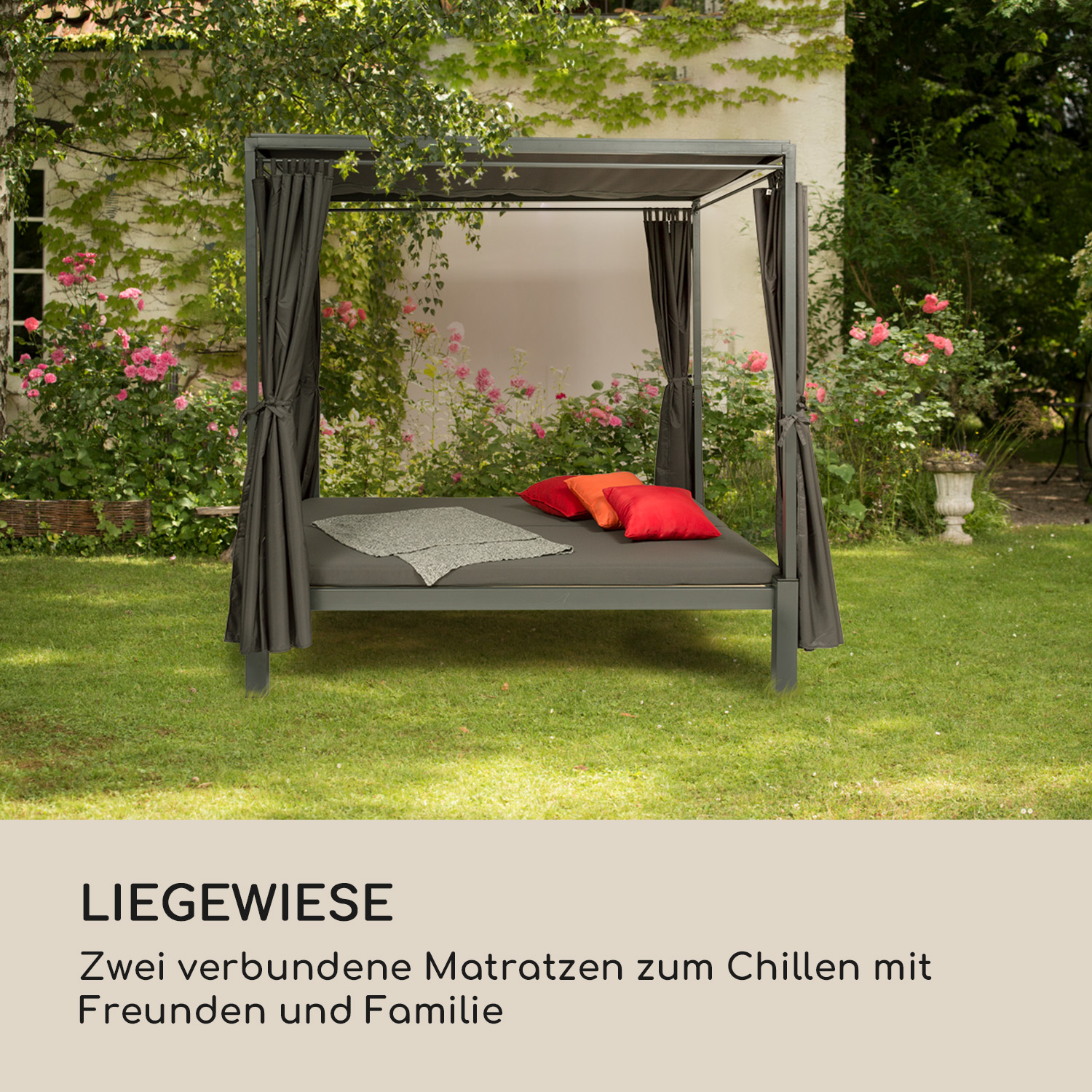 Un letto grigio da esterno con cuscini in un'ambientazione da giardino. Lo sfondo è verde.