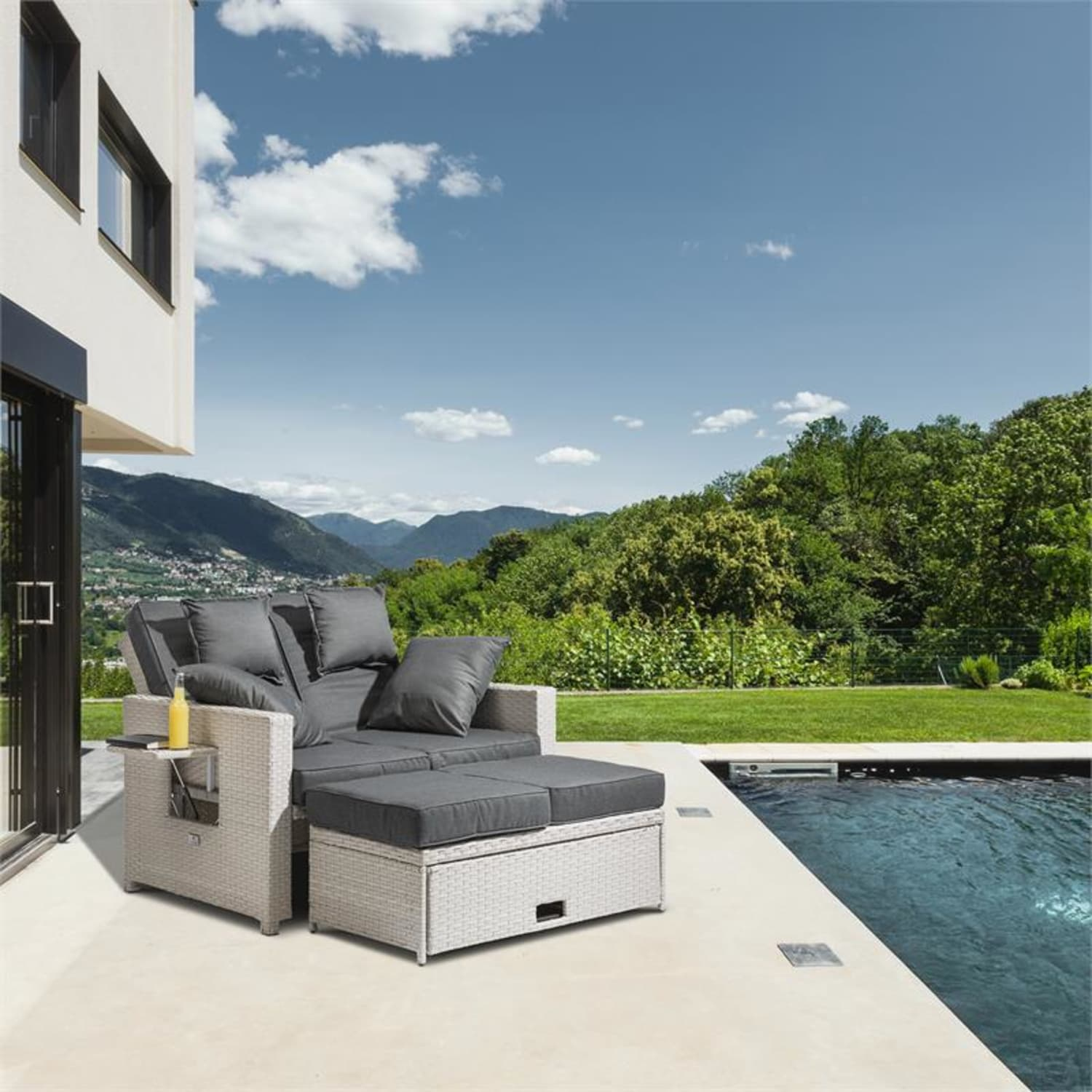 Ein Outdoor-Sofaset mit grauen Kissen neben einem Pool, mit Bäumen und Himmel im Hintergrund.