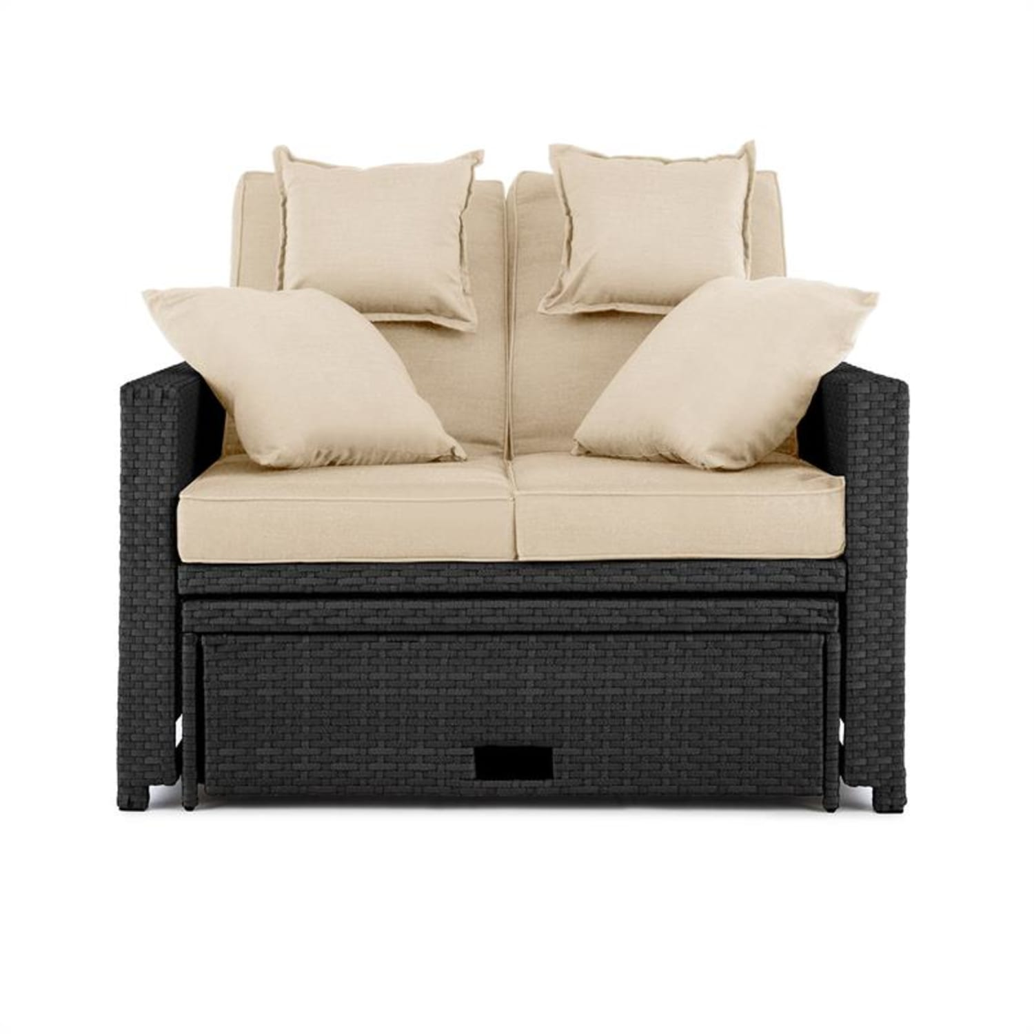 Zweisitziges Outdoor-Sofa mit beigefarbenen Kissen und schwarzem Korbgewebe. Isoliert auf Weiß.
