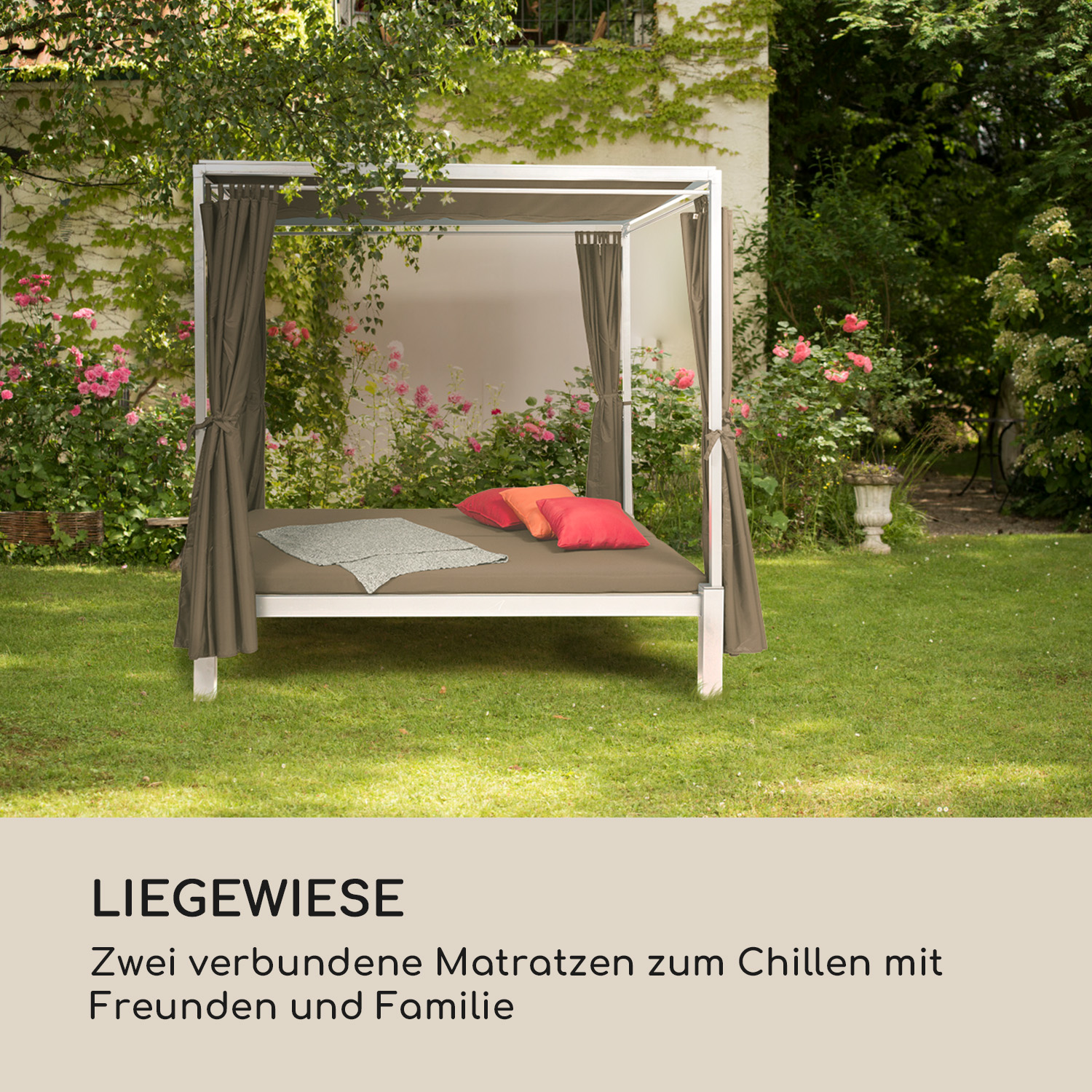 Letto a baldacchino bianco su erba verde, con tende e cuscini marroni. Rose e giardino sullo sfondo.