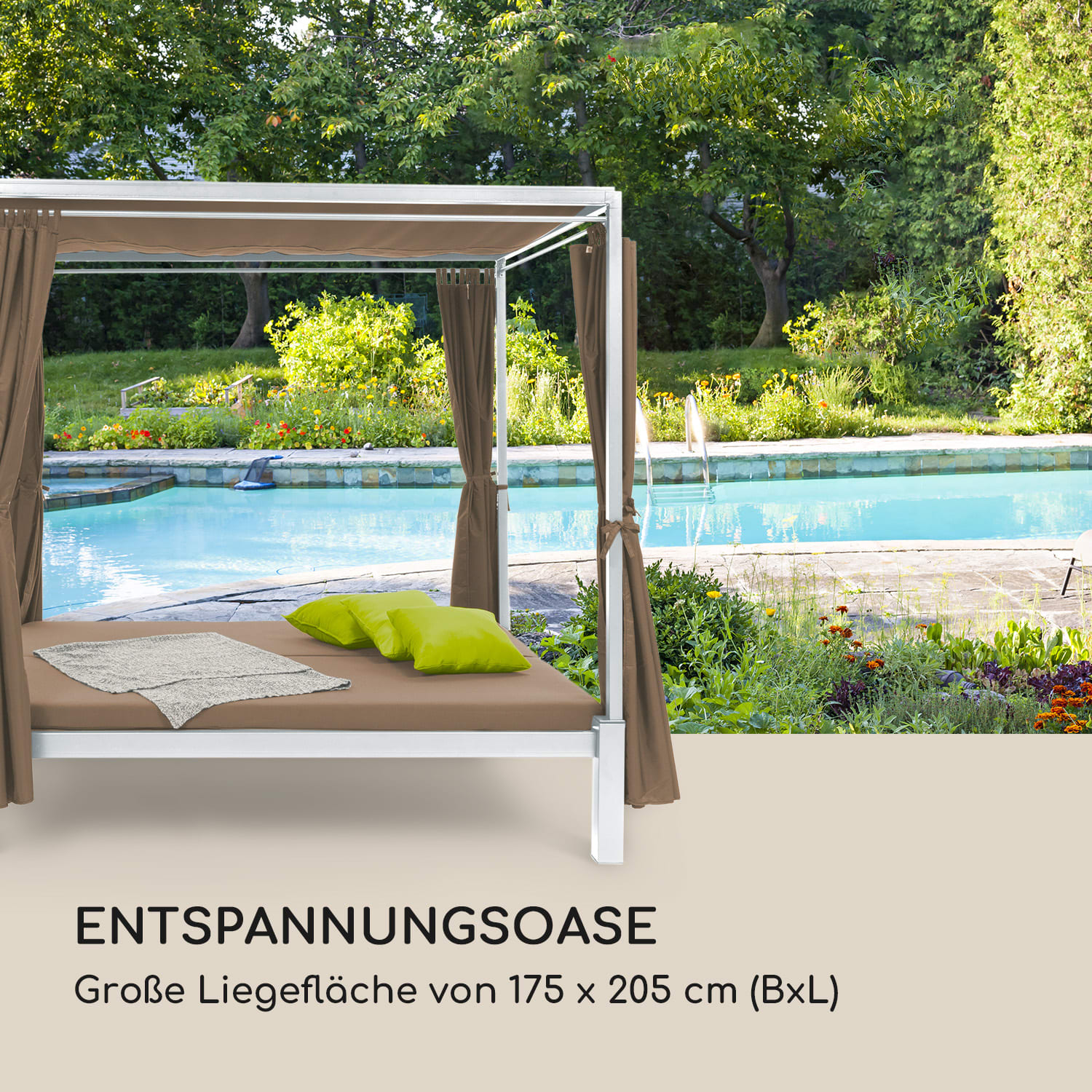 Un divano letto bianco all'aperto con tende marroni e cuscini vicino a una piscina.
