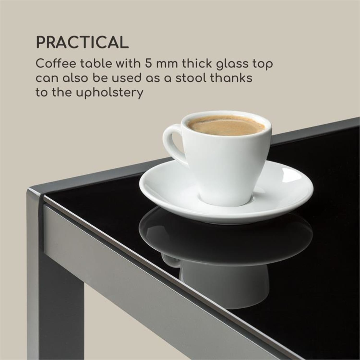 Kaffeetasse auf weißer Untertasse auf einem schwarzen Tisch. Text oben beschreibt den Tisch.