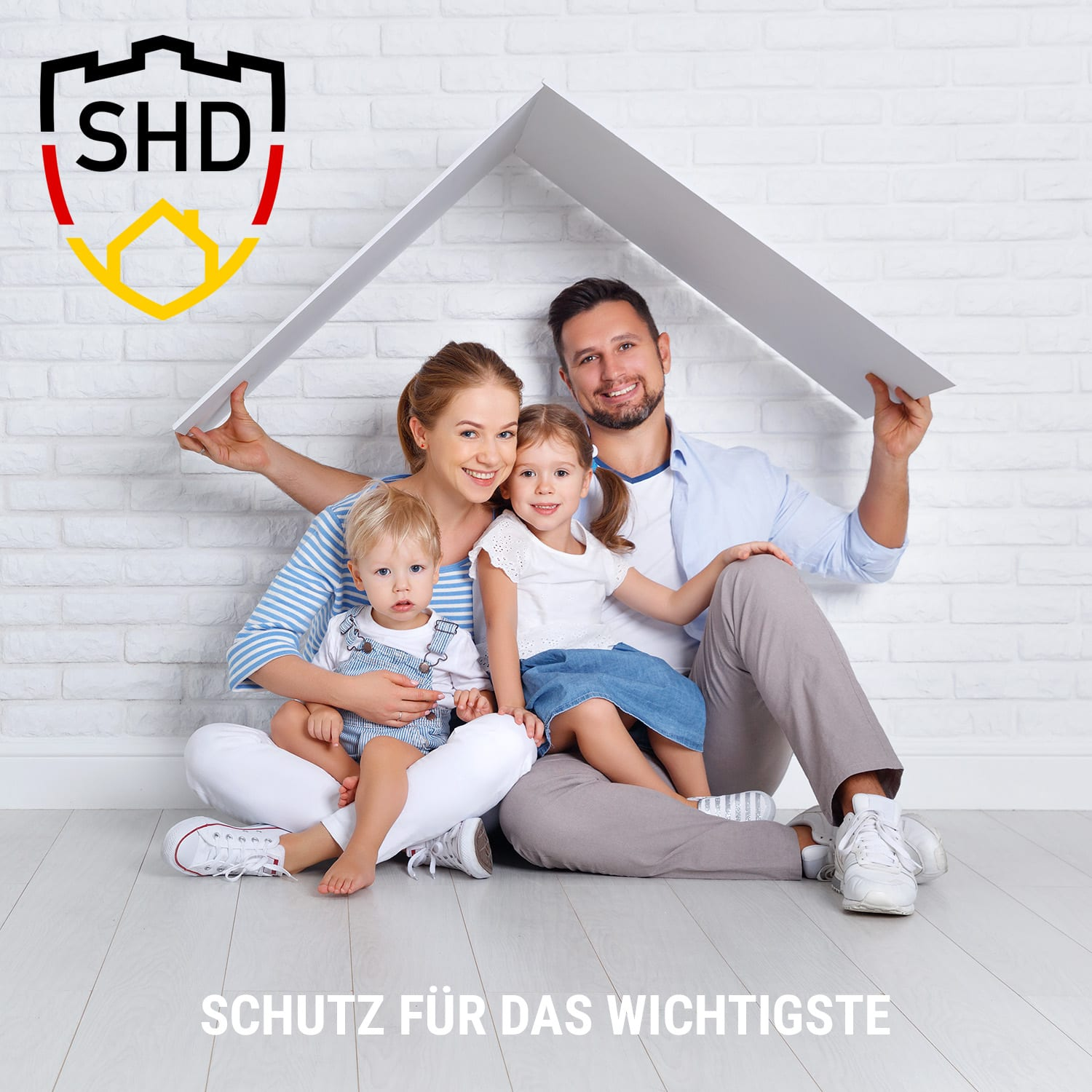 Eine Familie sitzt unter einem Papierhaus. Ein Logo befindet sich in der oberen linken Ecke.