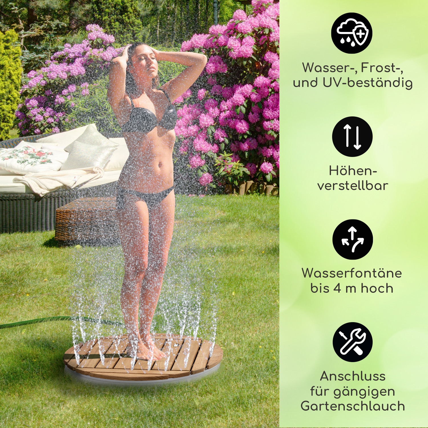 Frau duscht im Freien auf Holzplattform. Rosa Blumen im Hintergrund und Info-Symbole zur Seite.