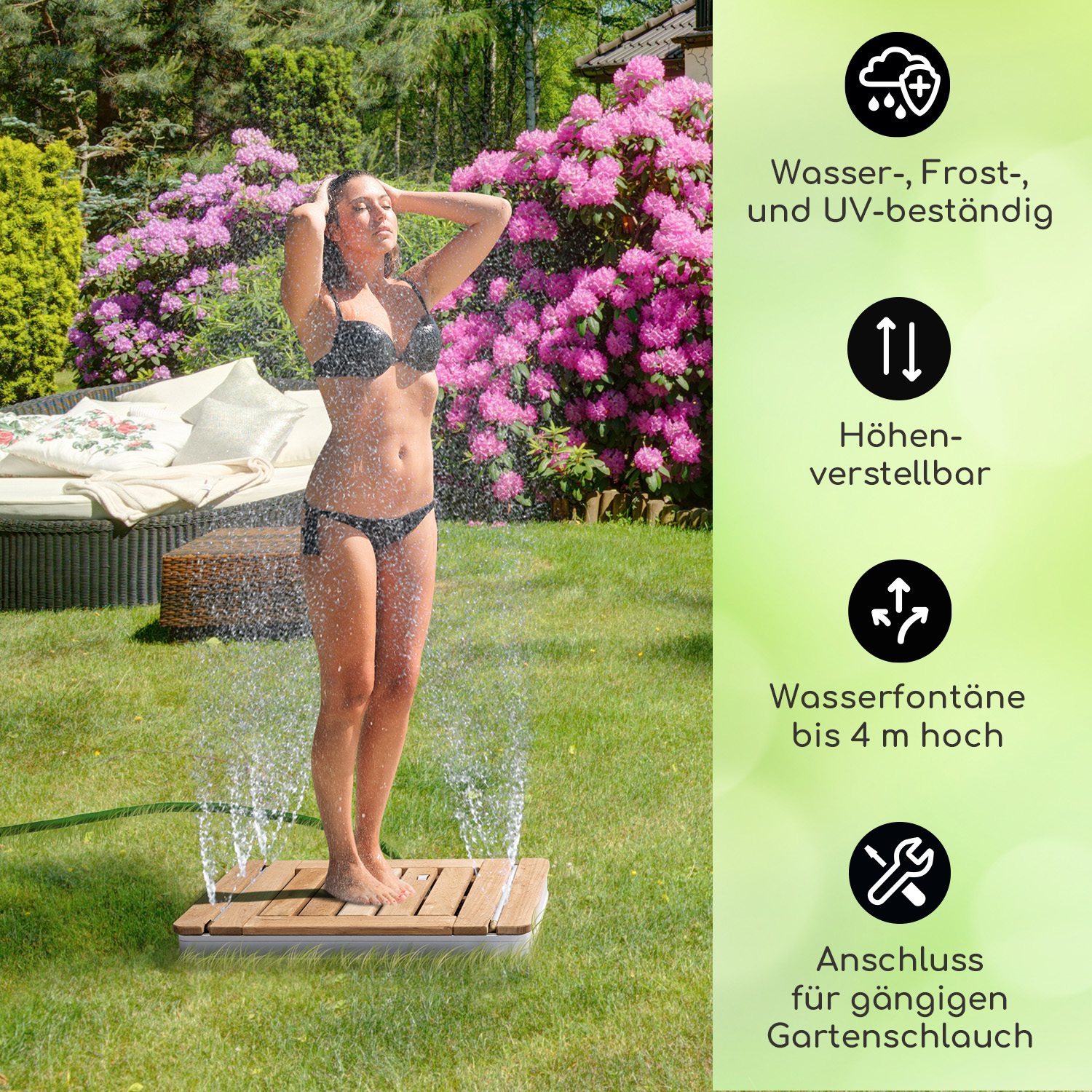 Eine Frau in Badebekleidung duscht im Freien vor grünem Hintergrund.