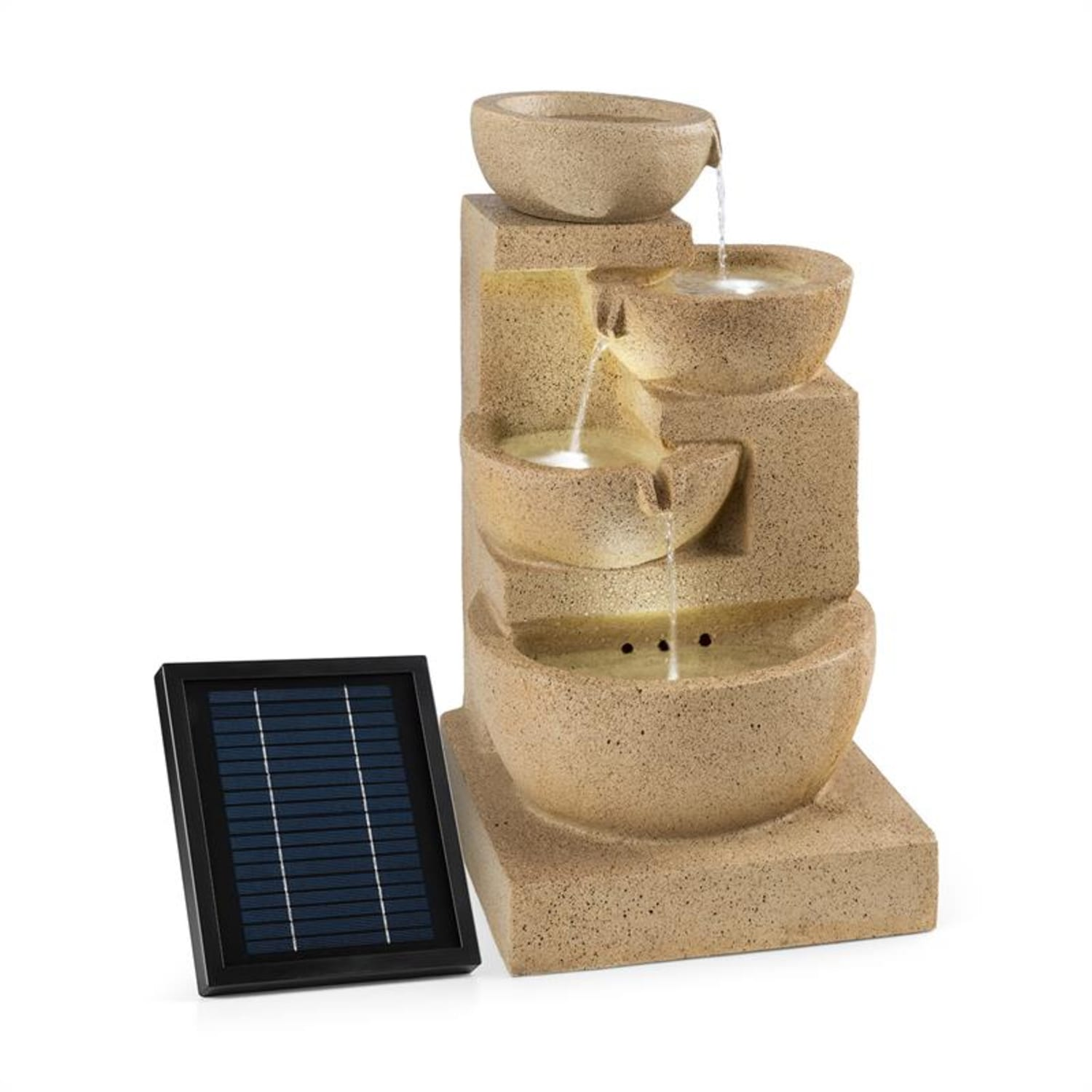 Solarbetriebener Wasserbrunnen. Hat gestufte Steinschalen und ein Solarpanel auf weißem Hintergrund.