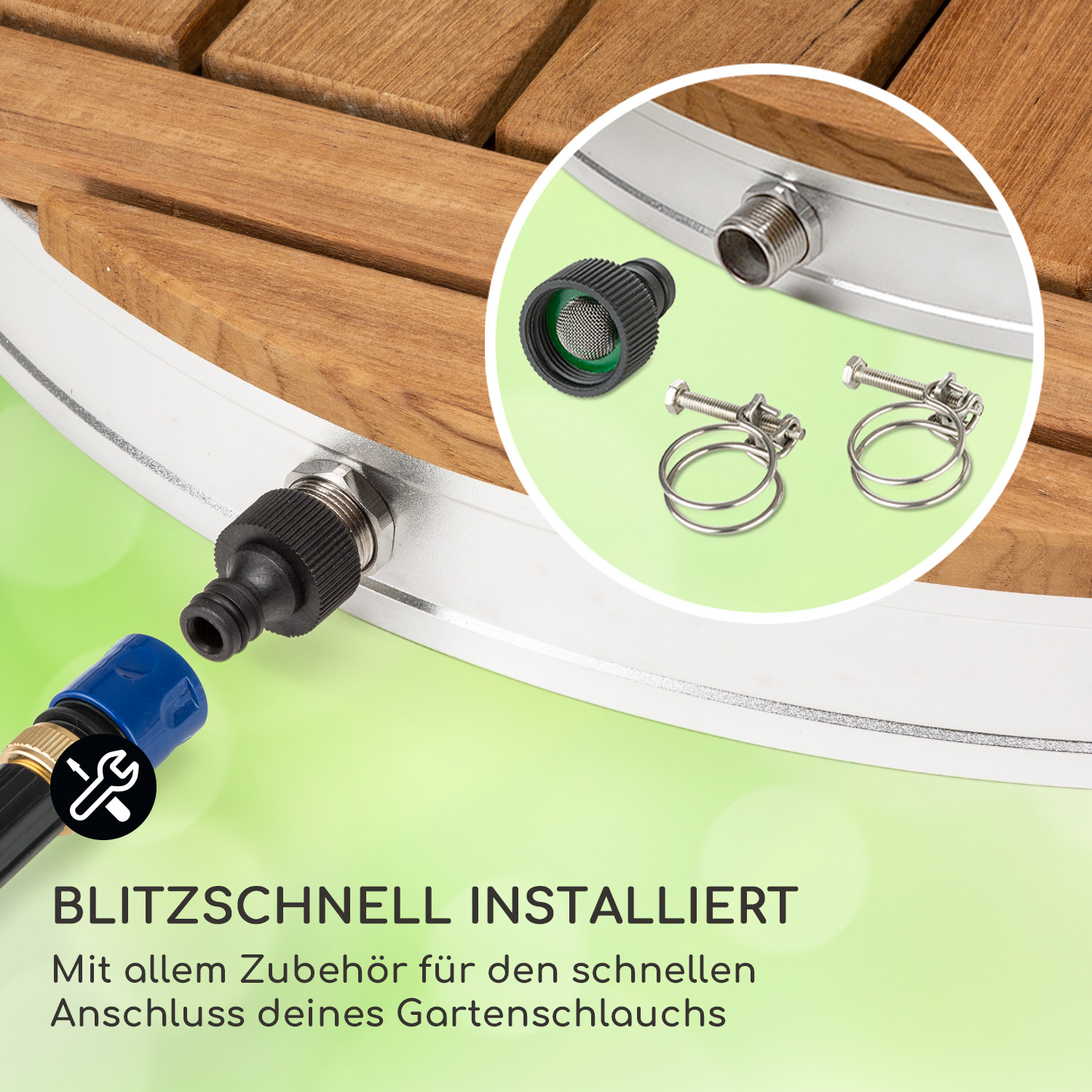 Ein Schlauchanschluss-Set wird angezeigt. Enthält eine Düse, Schlauchschellen und einen Wasserschlauch auf Holztisch.