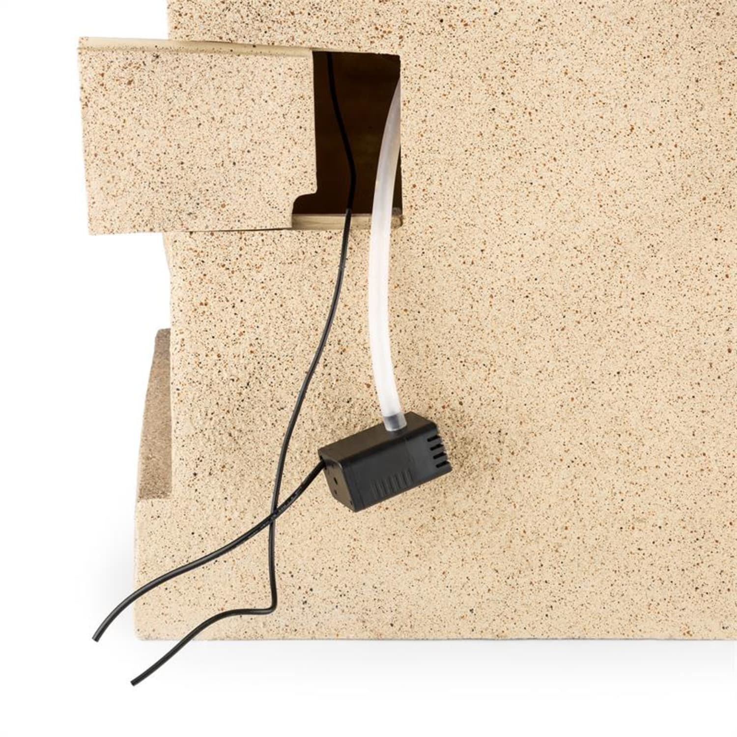 Eine Pumpe und Schläuche, die mit einem beigefarbenen, strukturierten Block verbunden sind, mit einem schwarzen Kabel.