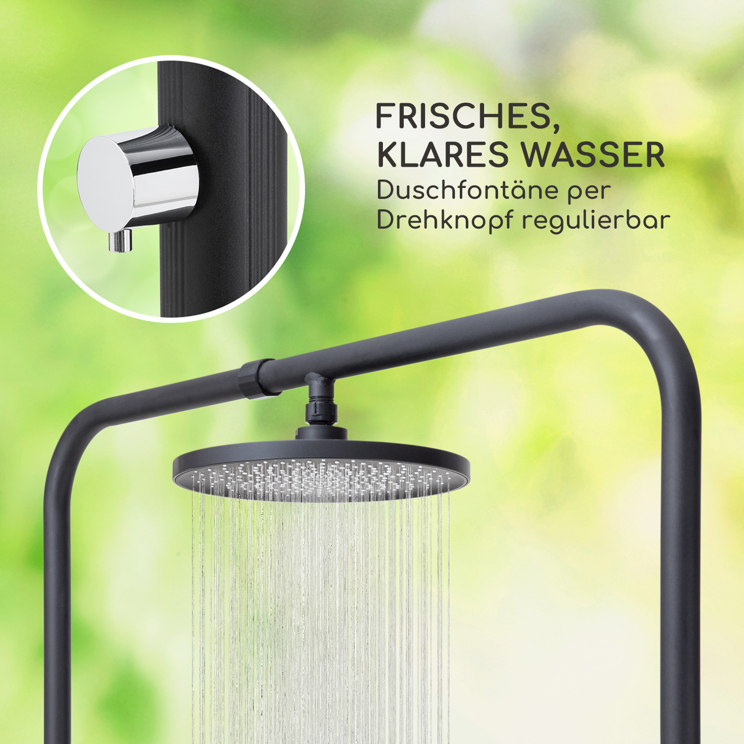 Duschkopf mit Wasserstrahl, Chromgriffdetail. Hintergrund: Grün.