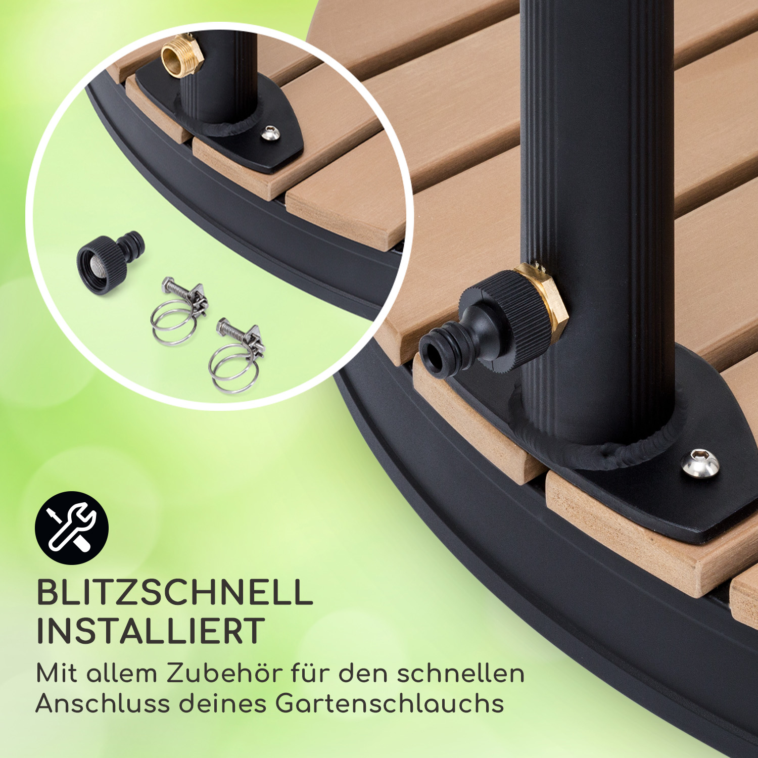 Bewässerungssystemkomponenten, darunter ein schwarzer Stecker und Klemmen, auf Holzoberfläche.