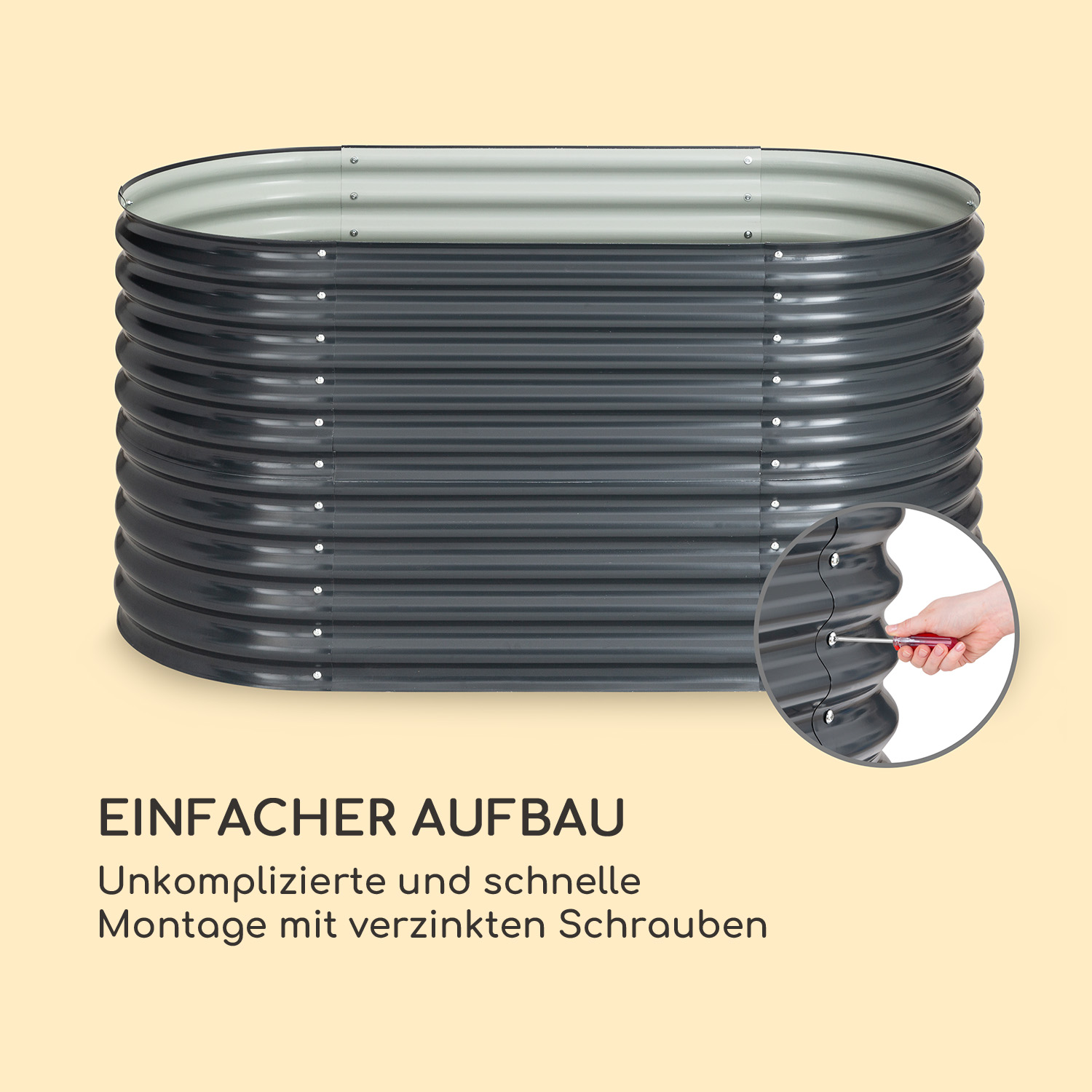 Dunkelgraues Metallbeet mit Text über einfache Montage. Eine Hand schraubt eine Schraube fest.