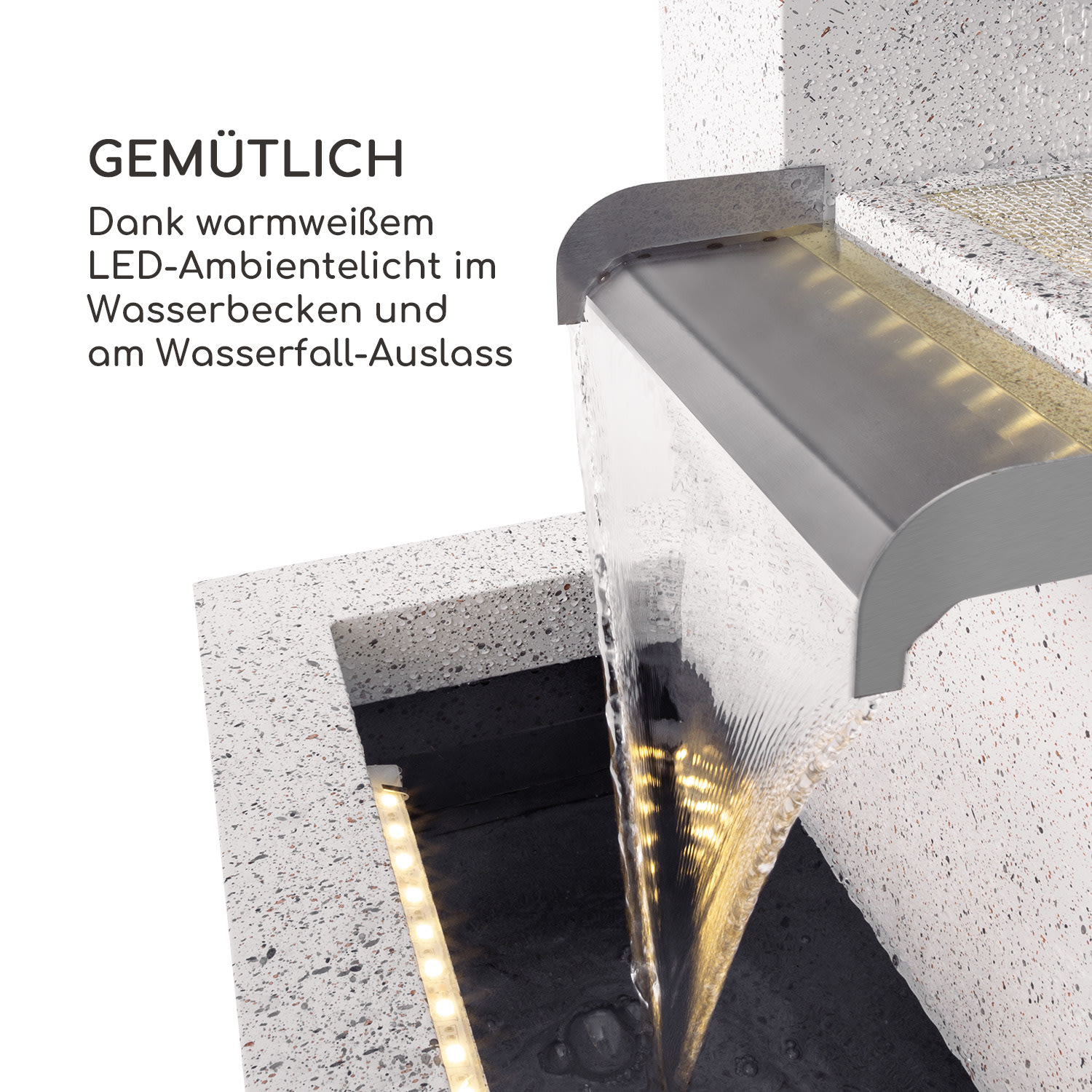 Eine Wasserspiel mit Wasserfall. Das Wasser ist klar und hat Lichter, die darauf scheinen.