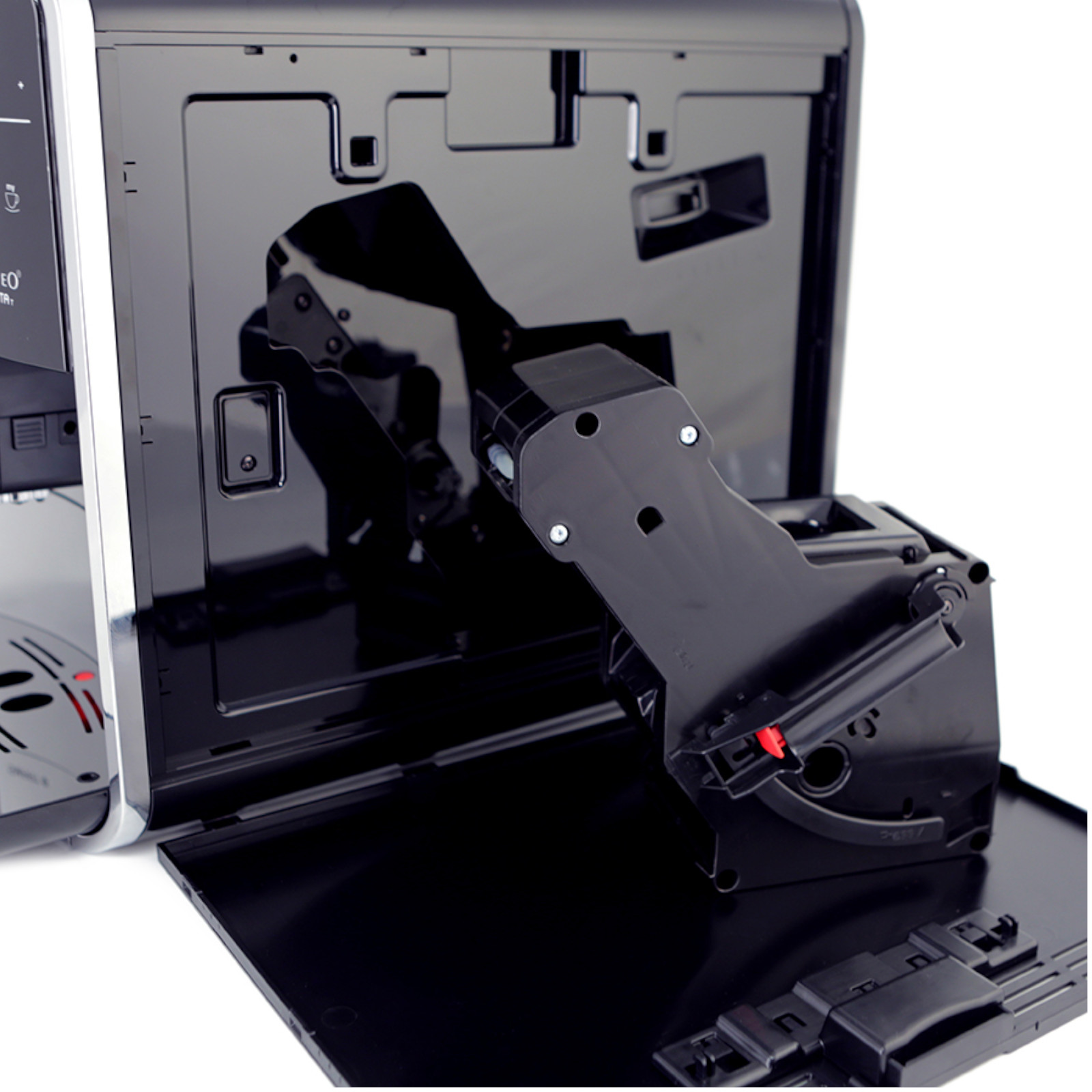 Schwarze Kaffeemaschine mit offener Tür. Der innere Mechanismus ist sichtbar. Weißer Hintergrund.