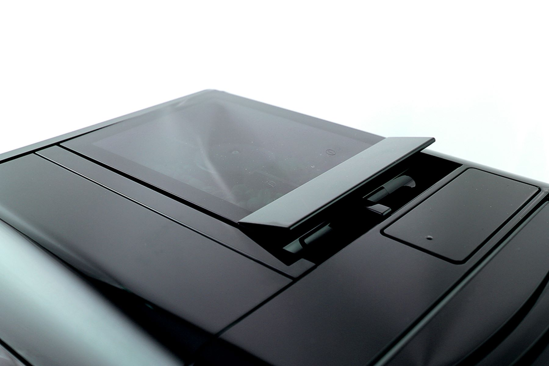 Zbliżenie czarnej maszyny z otwartym panelem.