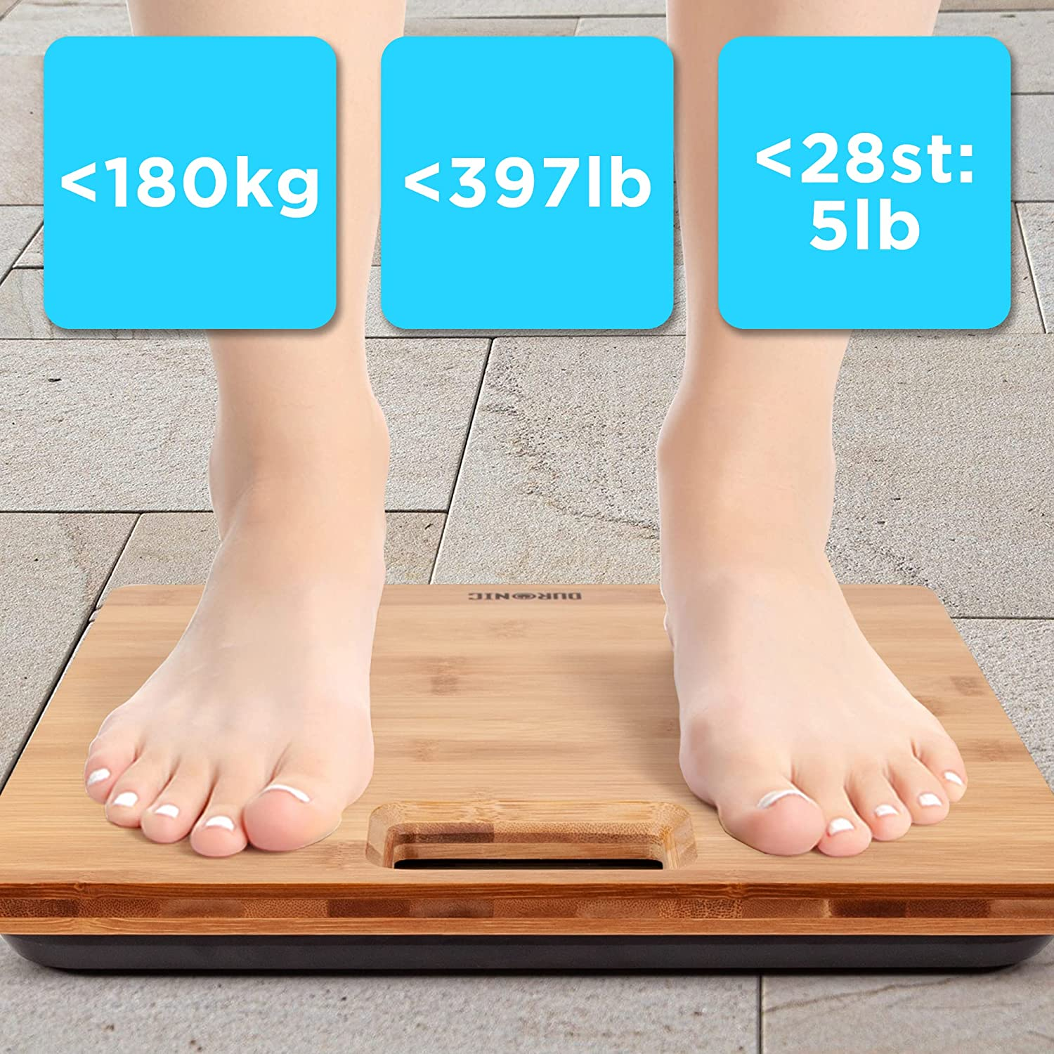 Füße einer Person auf einer Bambuswaage. Es zeigt das Gewicht in kg, lbs und Stone/lbs.