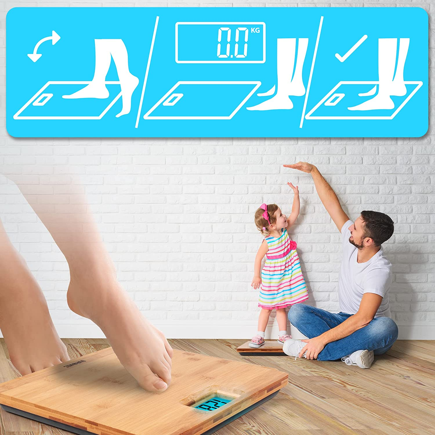 Digitale Waage, Person steht drauf, Kind misst Größe mit Elternteil.