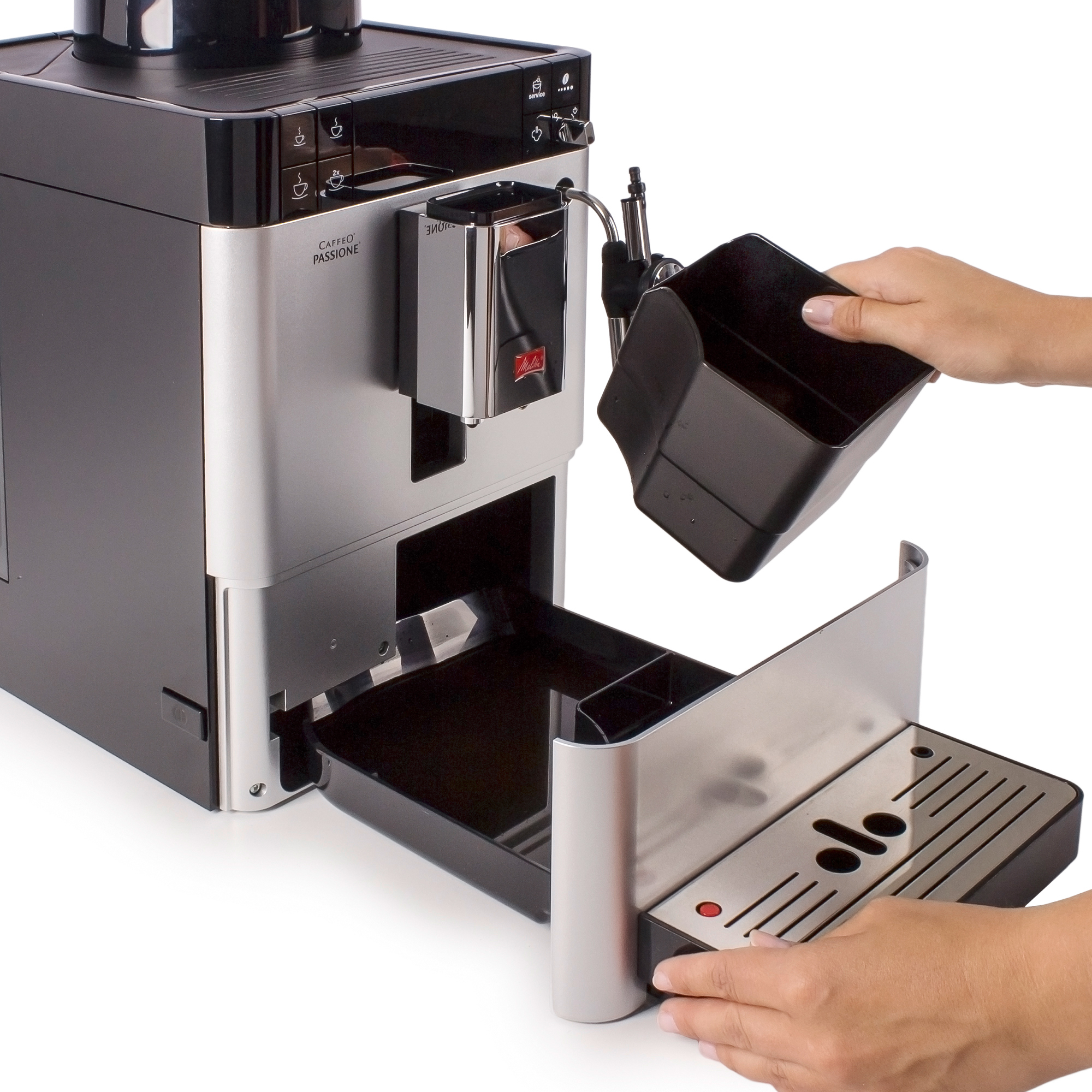 Eine Person entfernt den Wasserbehälter aus einer Kaffeemaschine.