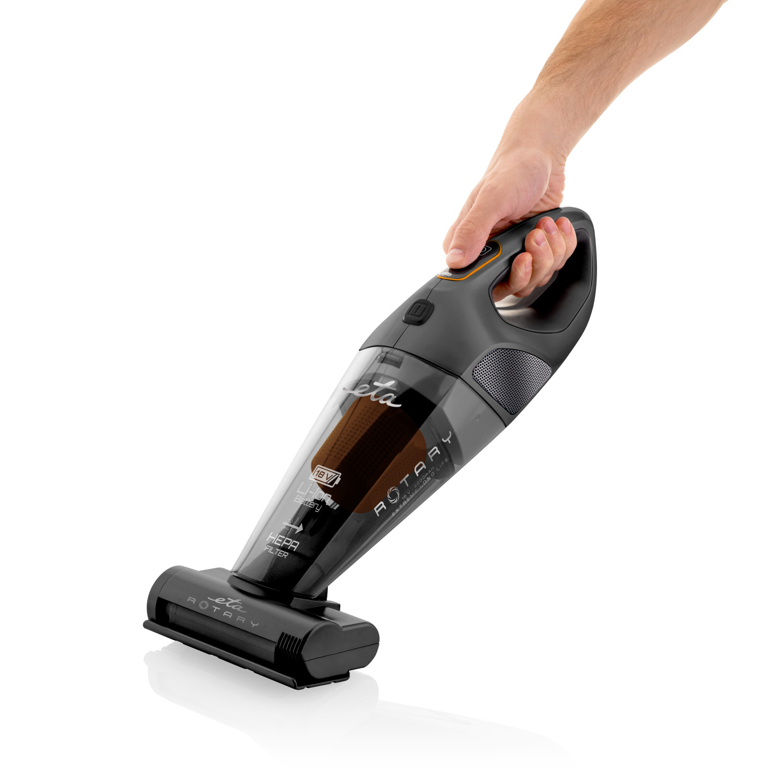 Eine Hand, die einen schwarz-grauen Handstaubsauger hält. Der Staubsauger ist zum Betrachter hin abgewinkelt.