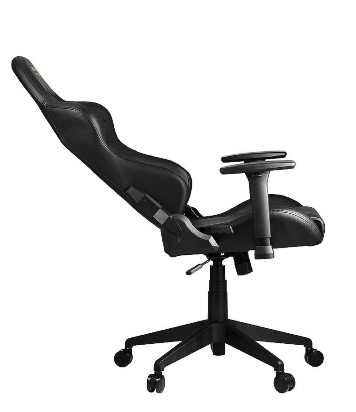 Ein schwarzer Gaming-Stuhl, zurückgelehnt, mit Rädern und Armlehnen, auf weißem Hintergrund.