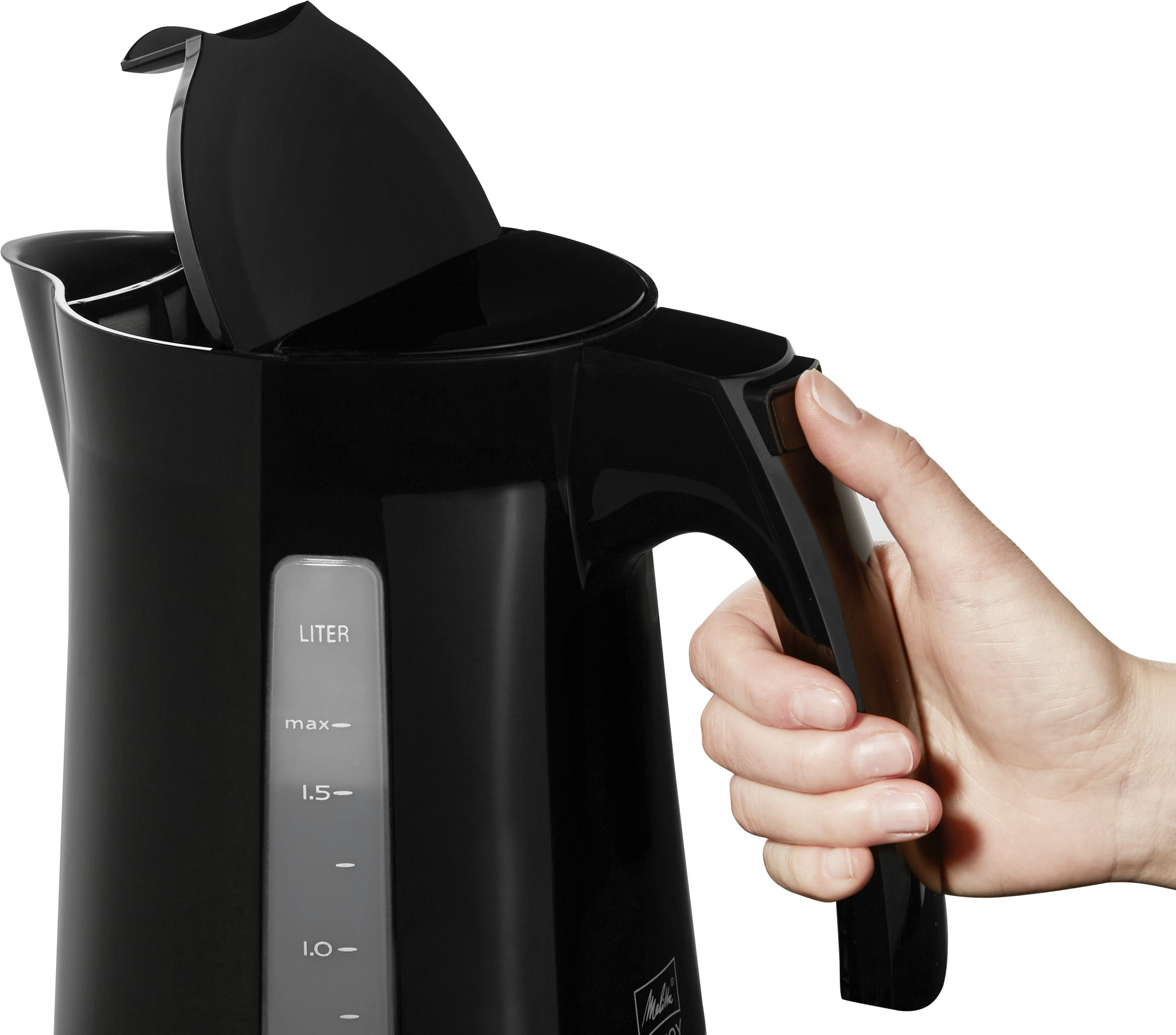 Hervidor eléctrico negro con una mano abriendo la tapa. Indicador de nivel de agua visible.