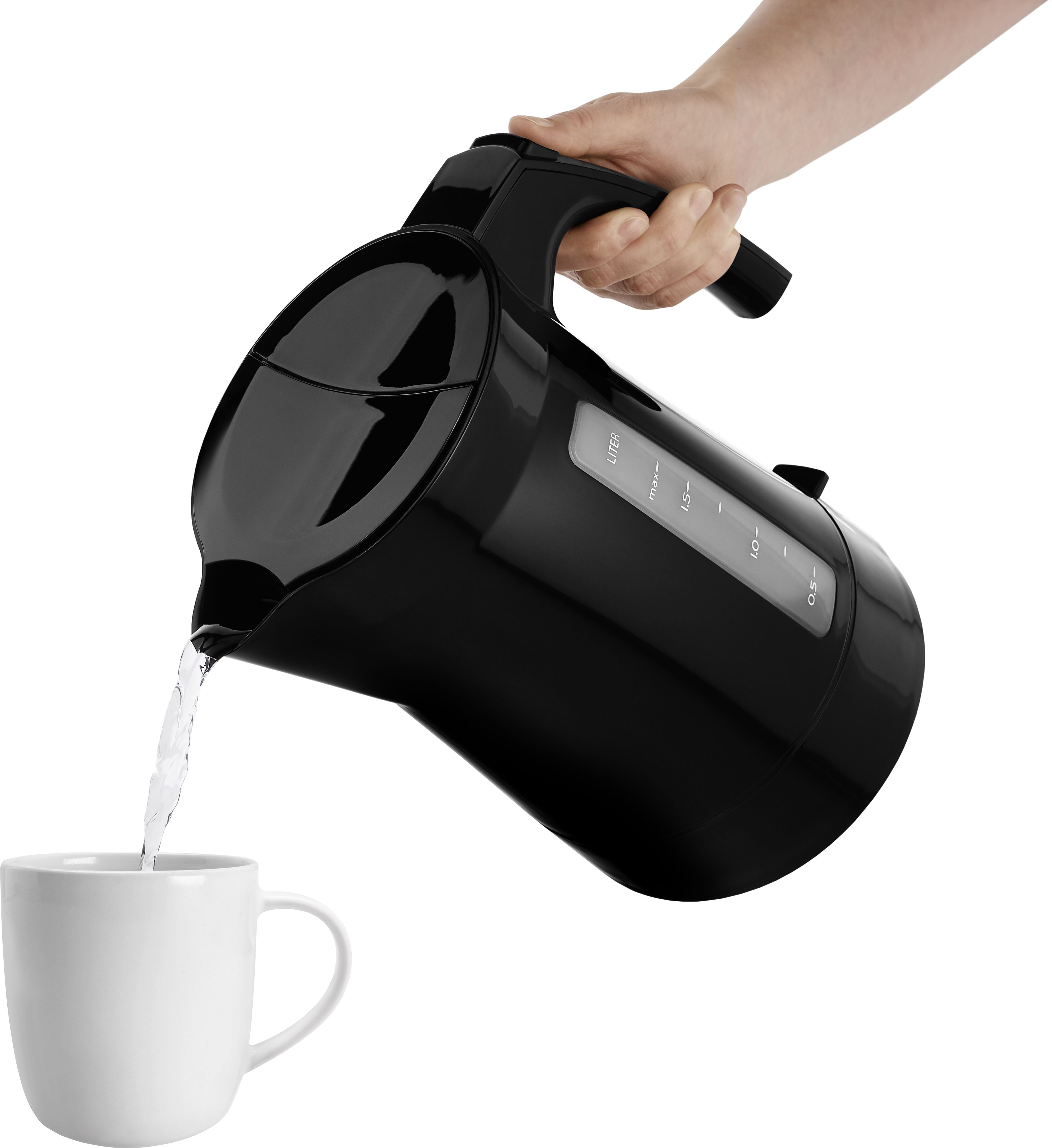 Una tetera negra vierte agua en una taza blanca. Una mano sostiene la tetera. El fondo es blanco.