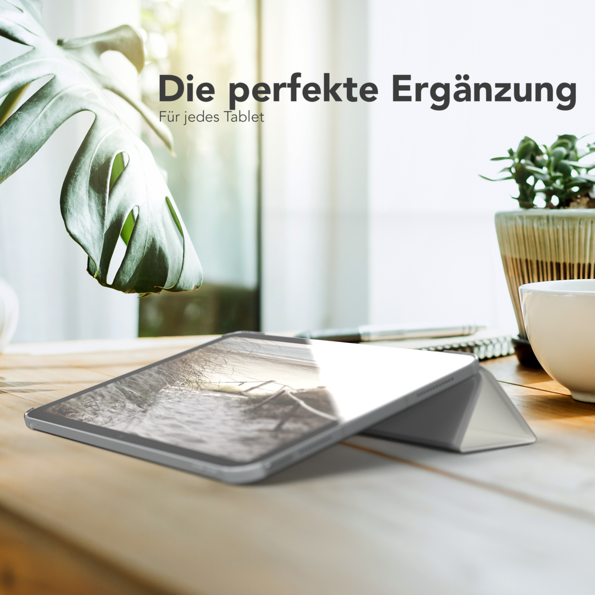 Tablet auf einem Tisch mit Hülle. Die Hülle ist geöffnet, der Hintergrund verschwommen.