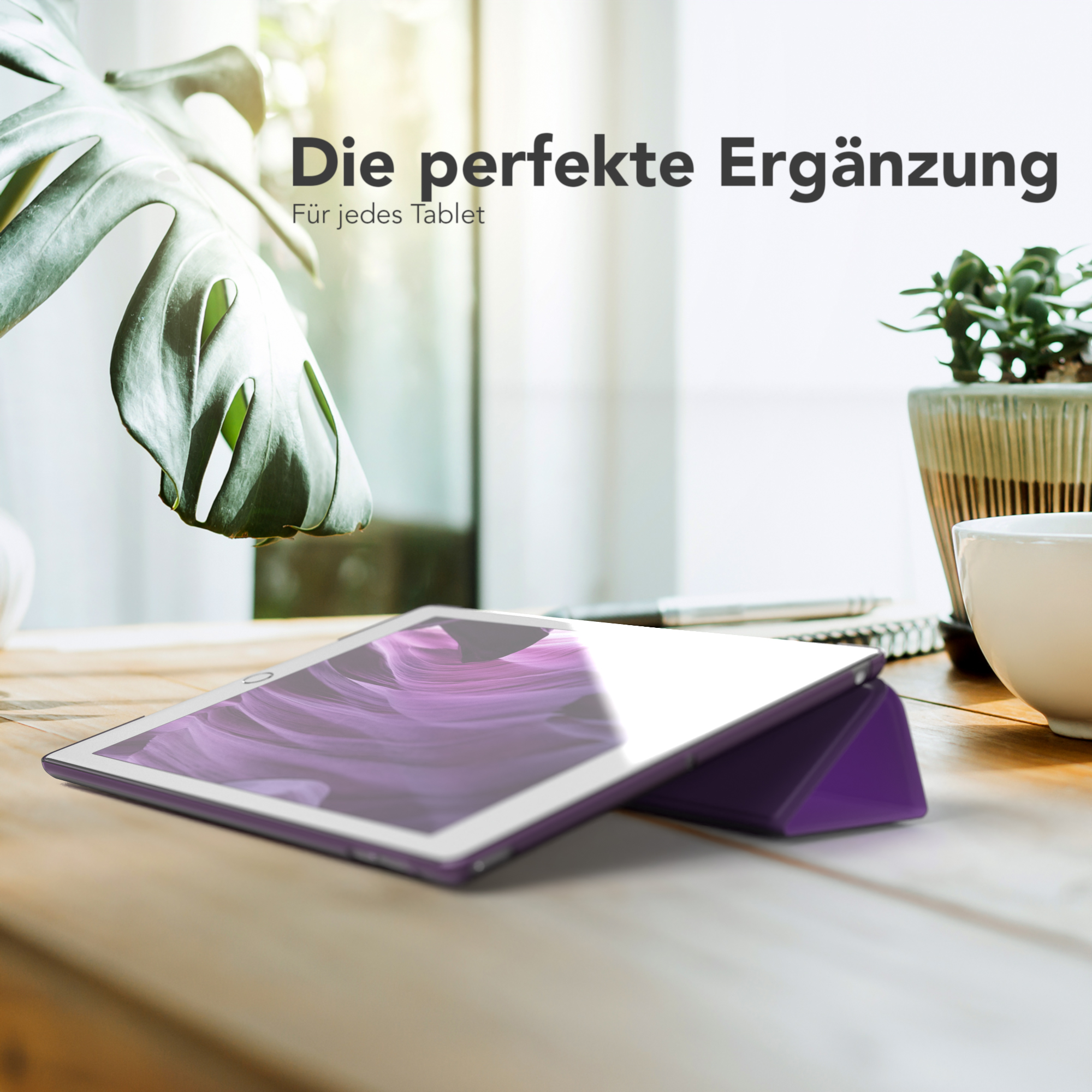 Eine lila Tablet-Hülle mit einem Tablet auf einem Holztisch, neben einer Pflanze und einer Tasse.