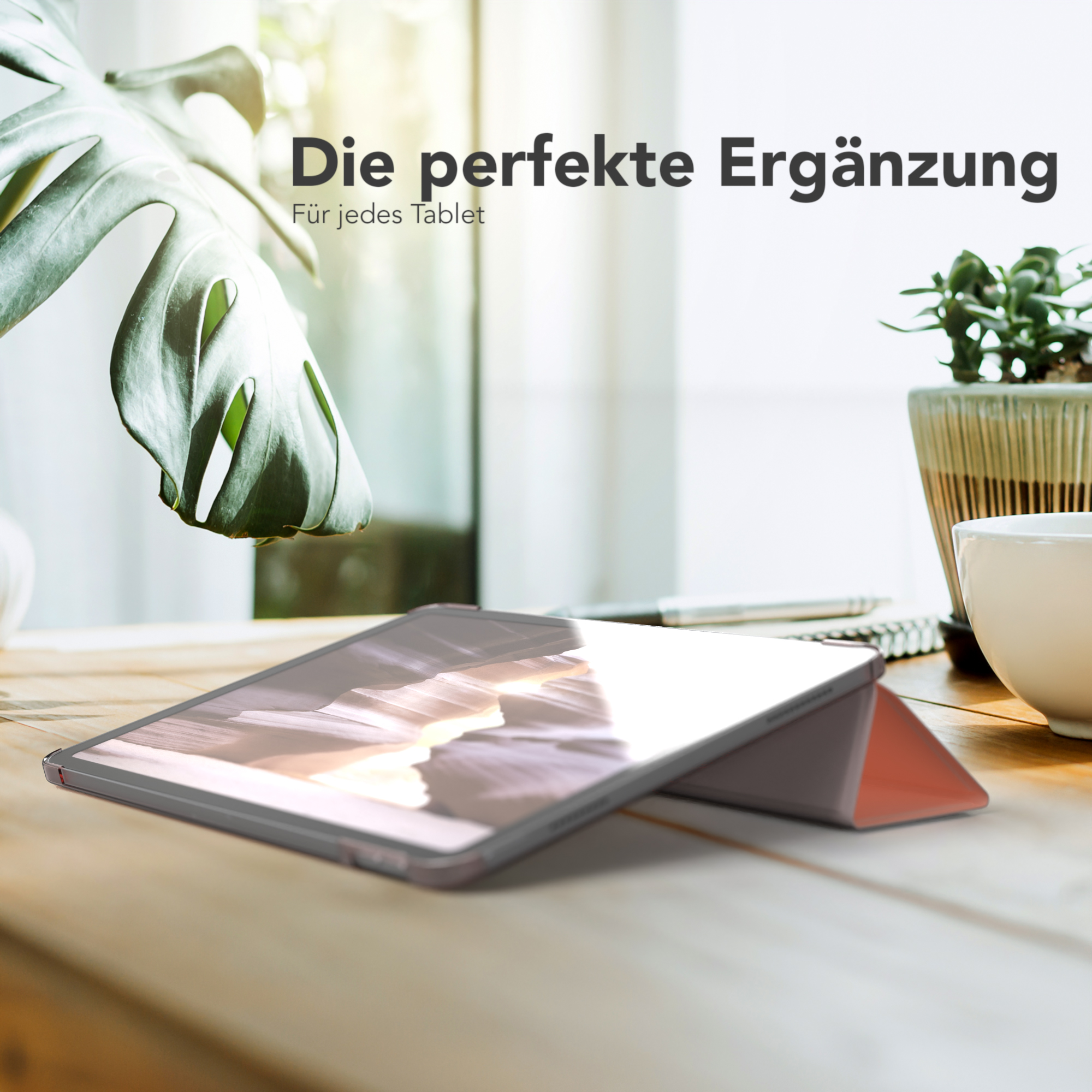 Ein offenes Tablet mit Hülle auf einem Holztisch, mit einer Pflanze im Hintergrund.