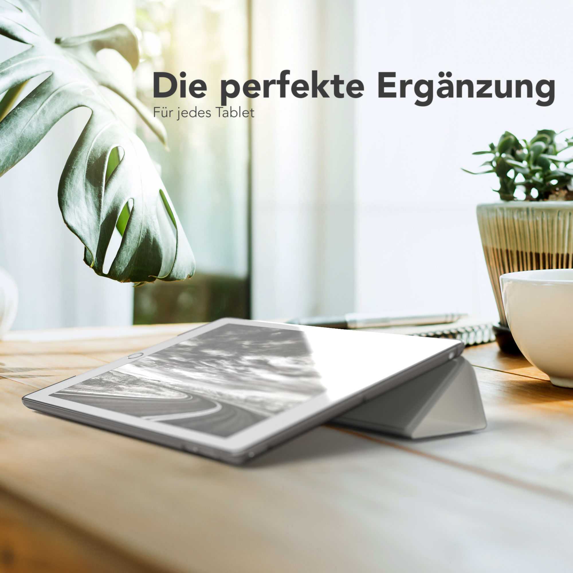 Ein Tablet in einer Hülle, das auf einem Holztisch lehnt.