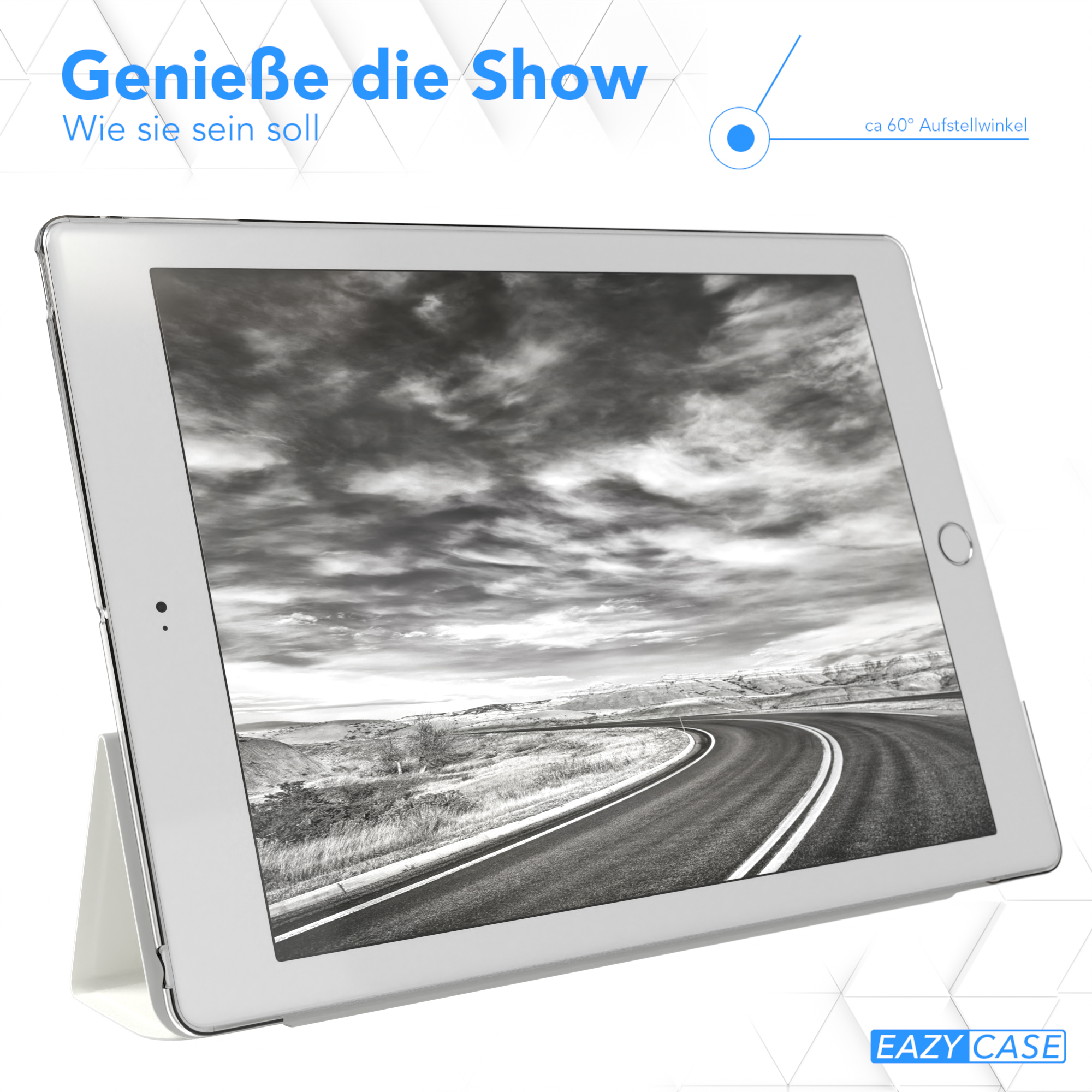 Ein iPad auf einem Ständer, abgewinkelt, um ein Landschaftsbild mit bewölktem Himmel anzuzeigen.