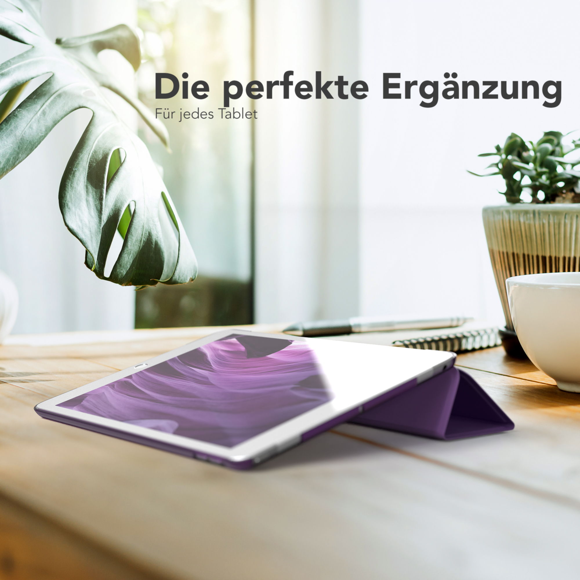 Tablet in lila Hülle auf Holzoberfläche, mit Text "Die perfekte Ergänzung" (Die perfekte Ergänzung).