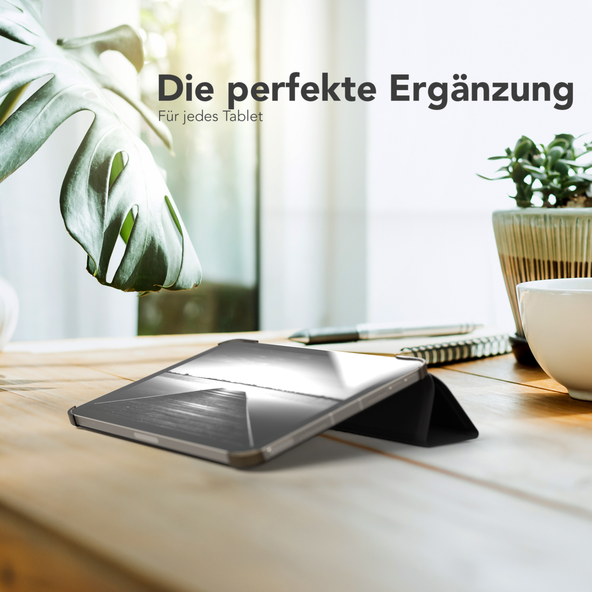 Tablet mit schwarzem Case auf Holztisch, mit Natur-Hintergrundbild.