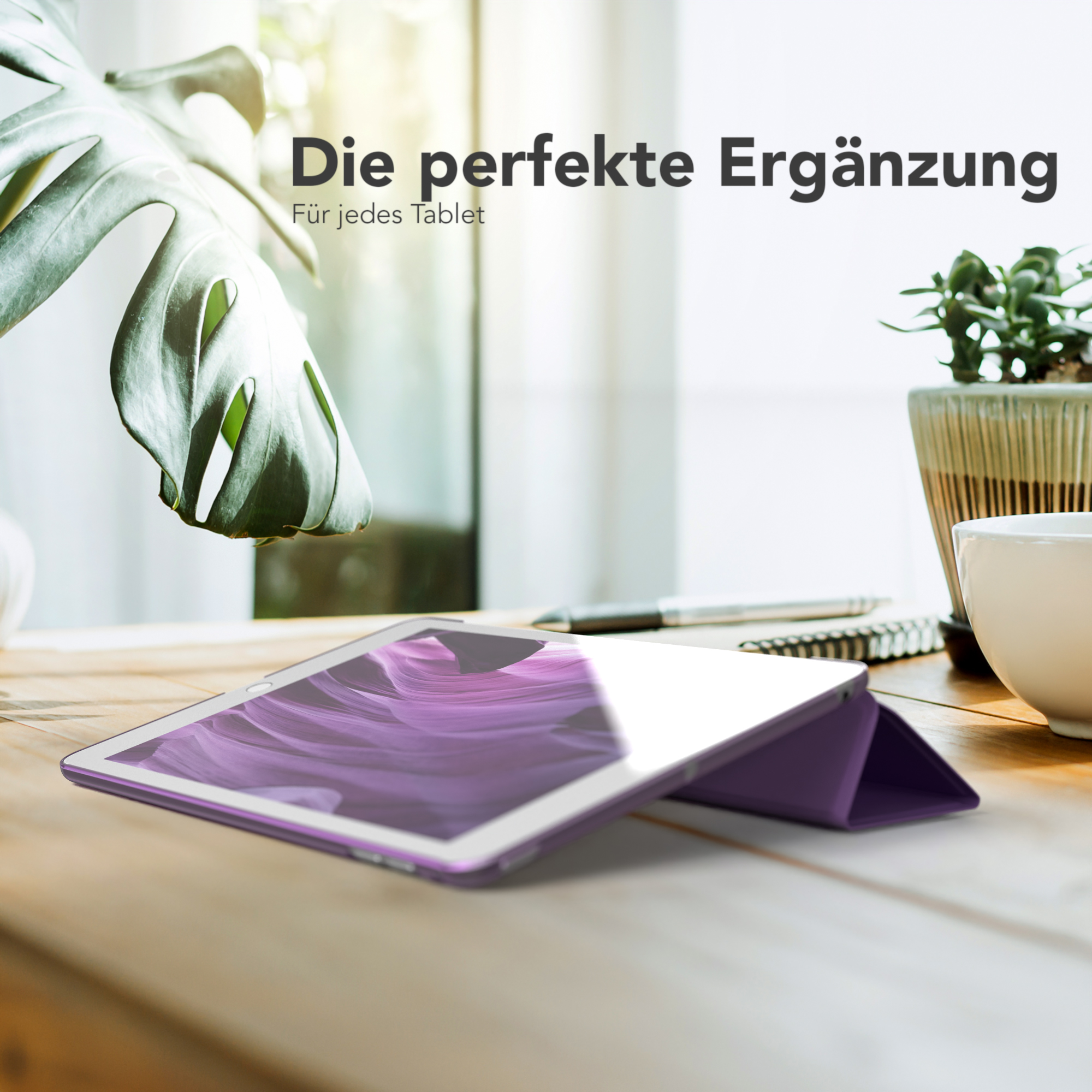 Ein Tablet in einem lila Gehäuse auf einem Holztisch.