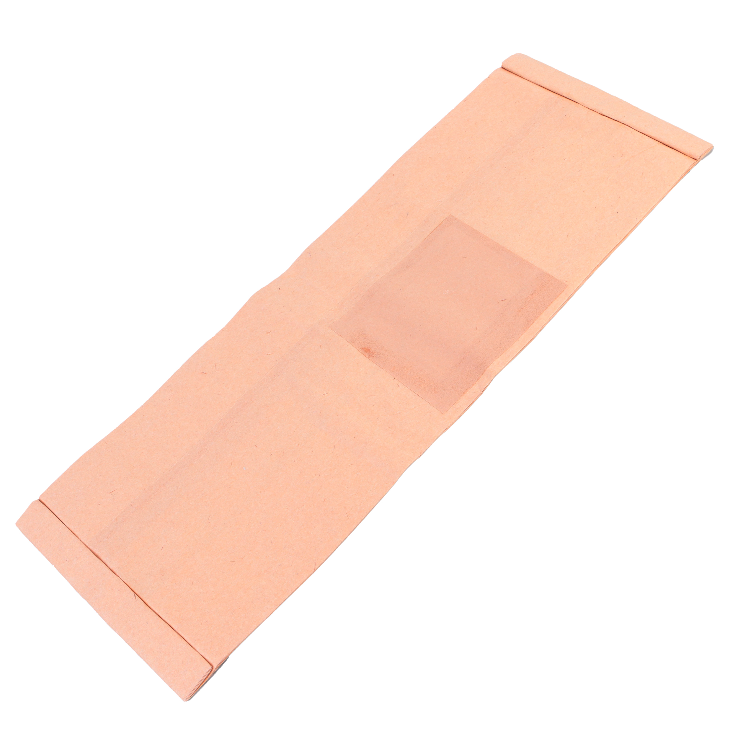 Ein rechteckiger, pfirsichfarbener Papierumschlag, oben offen, aus einem Winkel auf weißem Hintergrund betrachtet.
