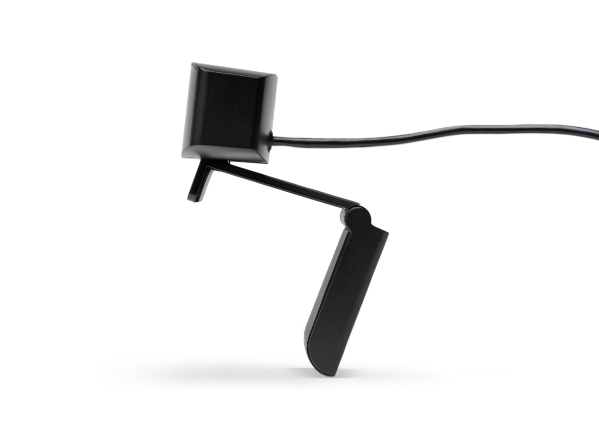 Schwarze Webcam mit Ständer, Kabel und Stecker. Die Webcam befindet sich auf weißem Hintergrund und ist zur Seite geneigt.